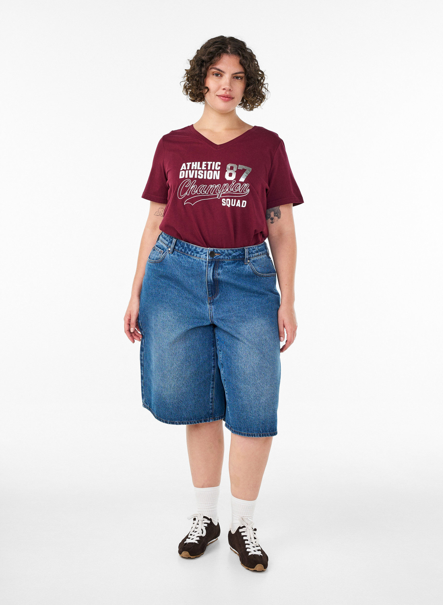 ZizziT-shirt i ekologisk bomull med ett sportigt texttryck, R&ouml;d, Model image number 1