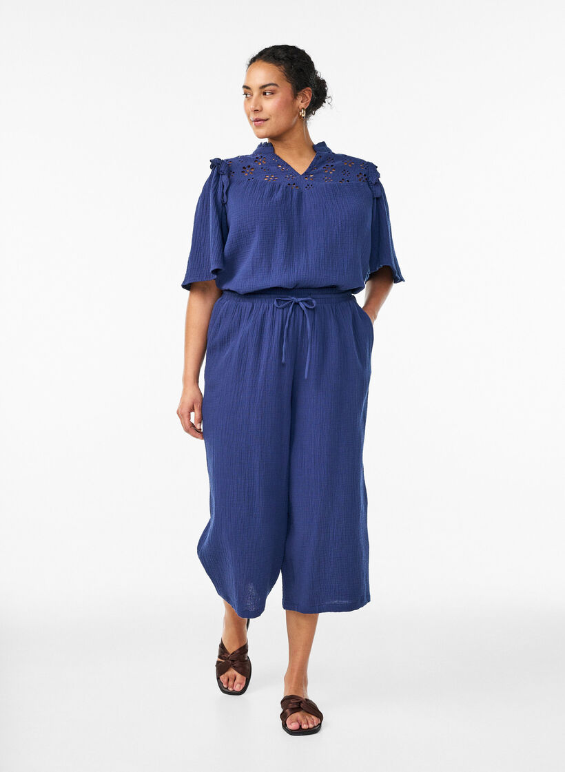 Blus i bomullsmuslin med broderie anglaise och 1/2-&auml;rm, Bl&aring;, Model image number 1