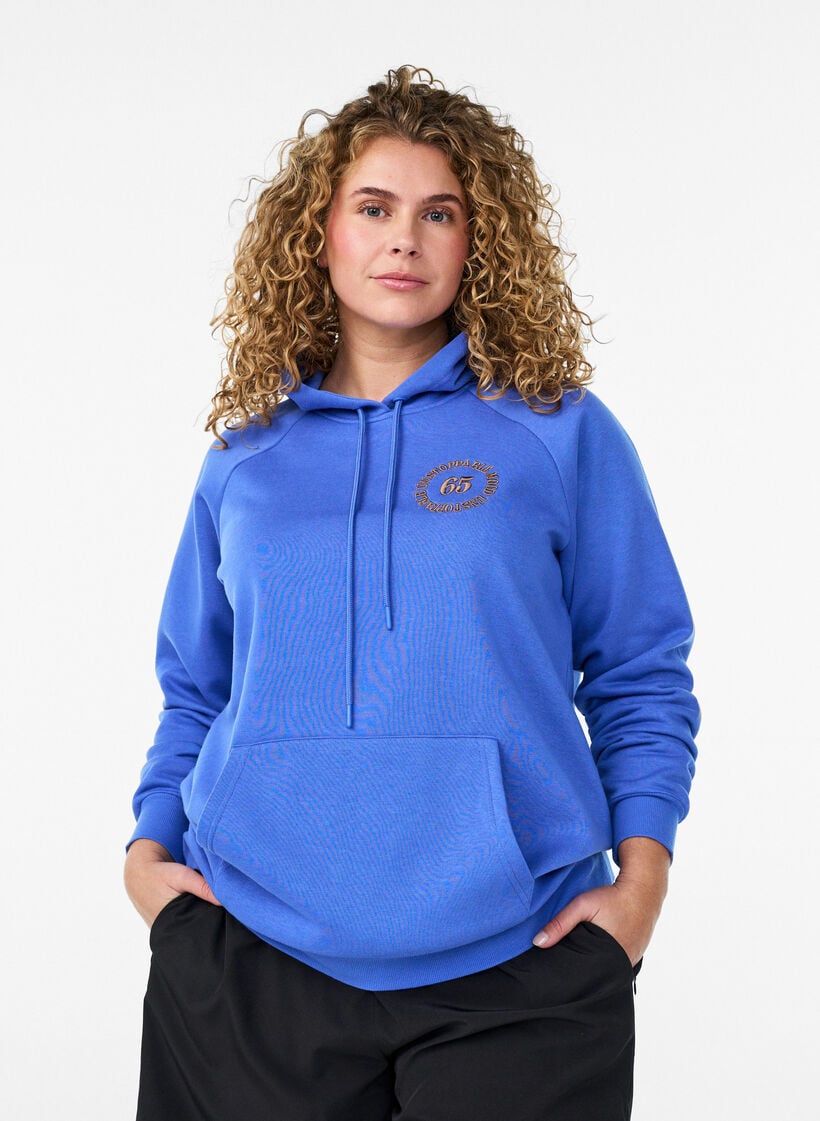 Huvtr&ouml;ja med broderat motiv framtill, Bl&aring;, Model image number 0