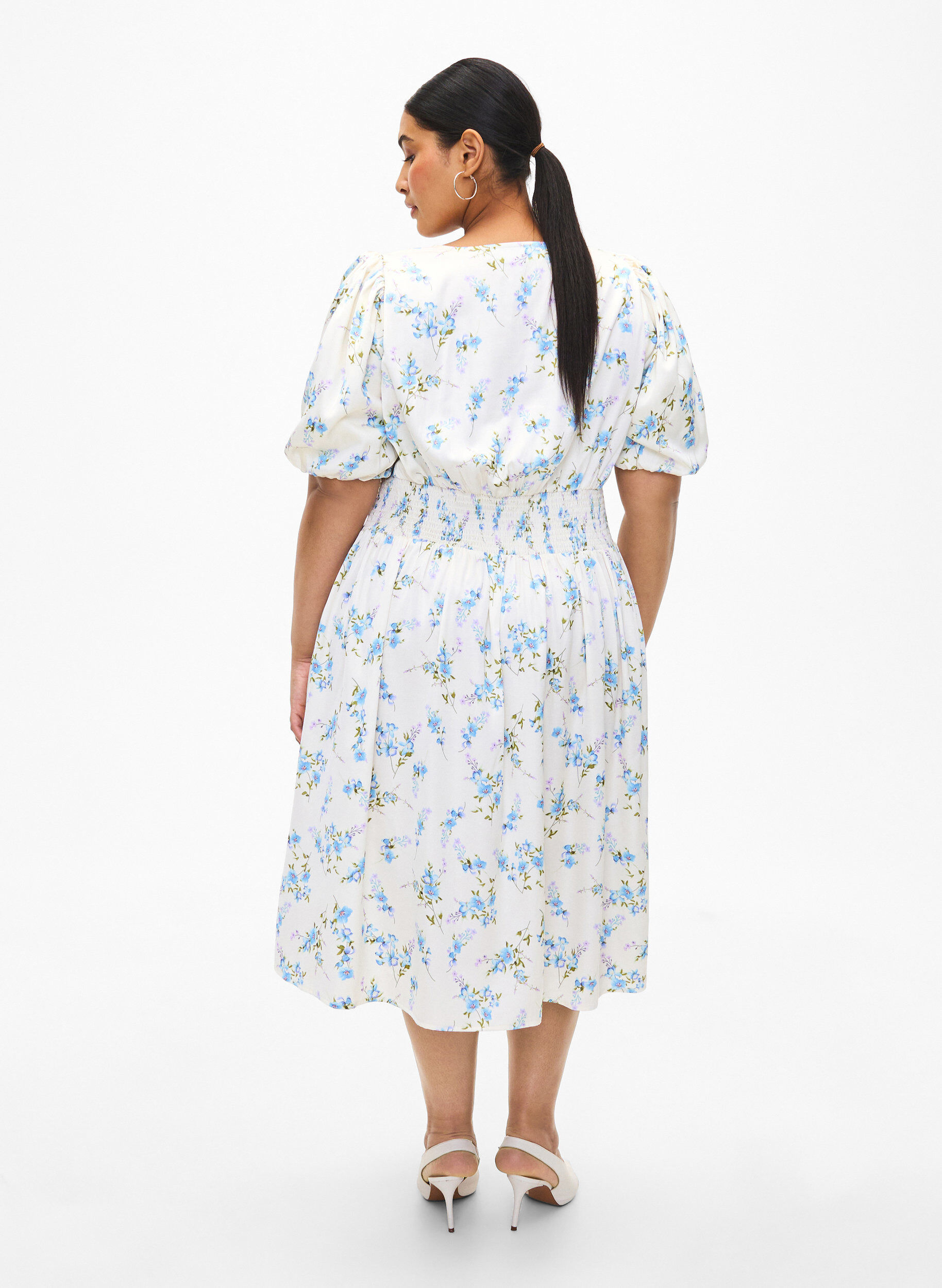 Zizzi Blommig satinkl&auml;nning med puff&auml;rmar, Off White Blue Fl., Model image number 1