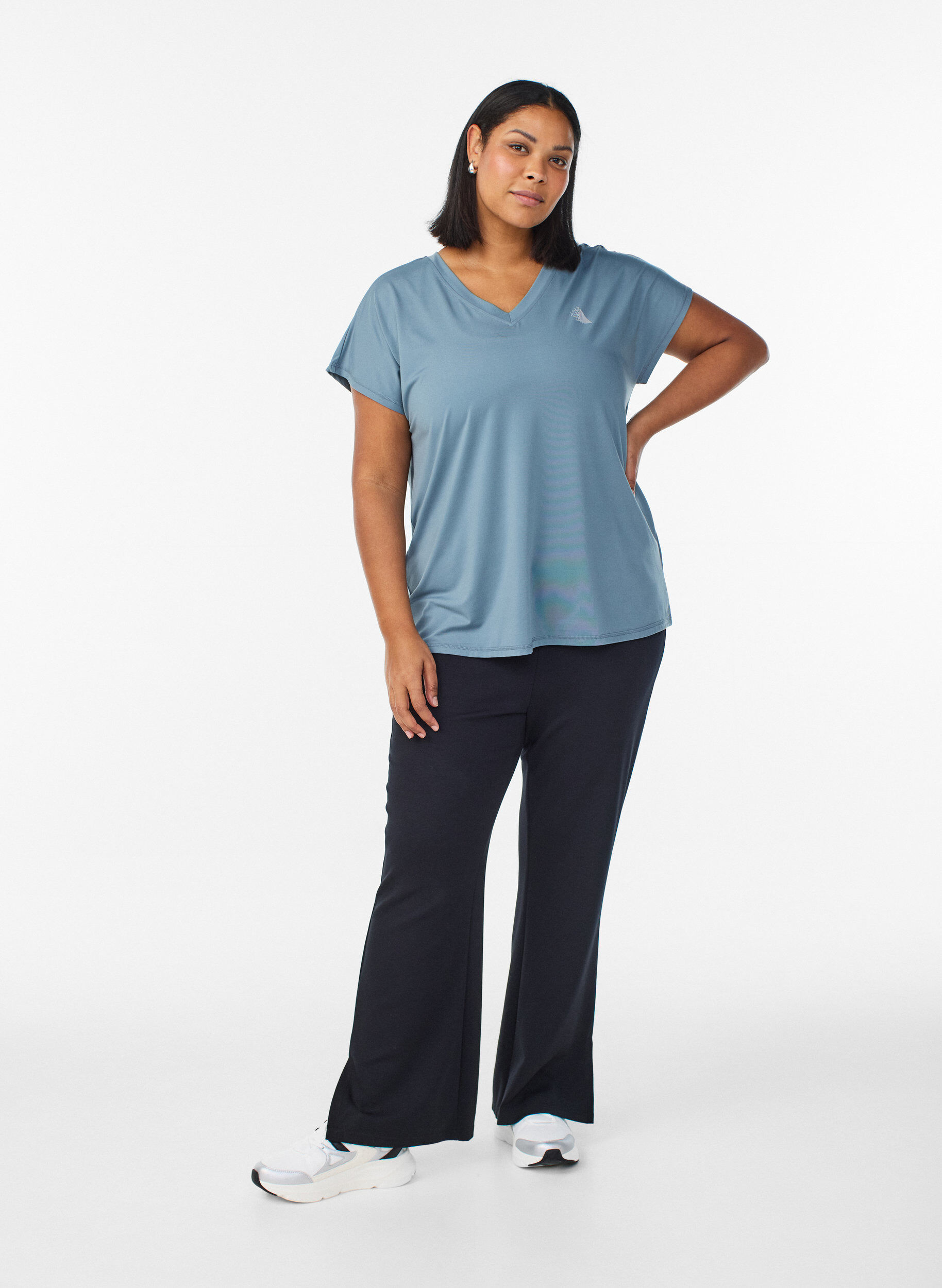 Zizzi Tr&auml;nings t-shirt med v-ringning och l&ouml;s passform, Bl&aring;, Model image number 1