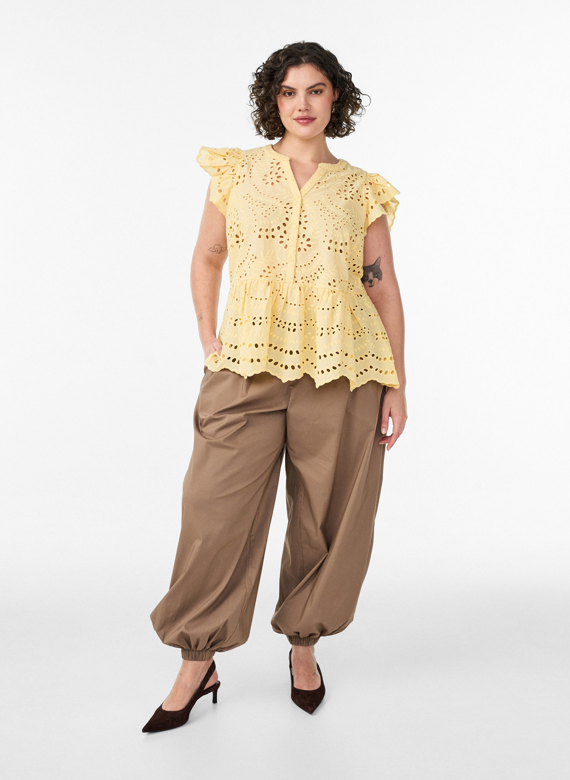 Zizzi &Auml;rml&ouml;s blus i broderie anglaise med volanger, Gul, Model image number 1