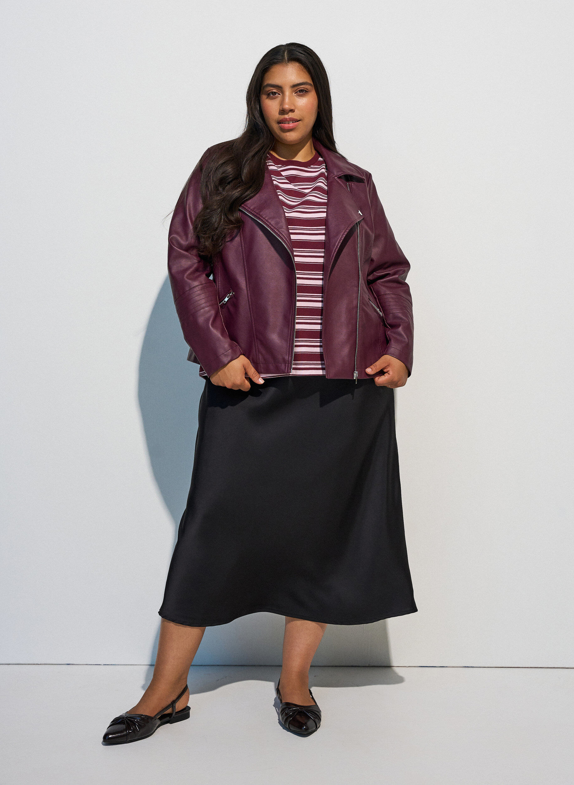 ZizziMidikjol i satin, Svart, Model image number 1