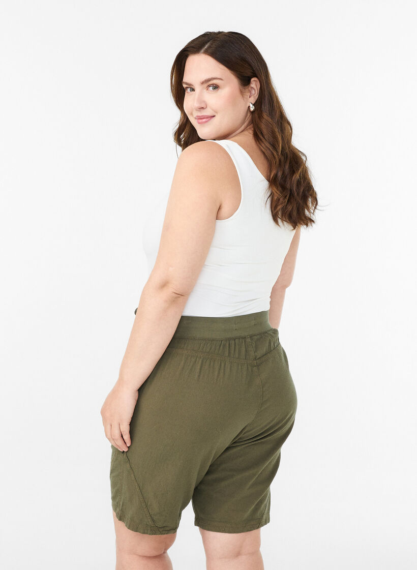 L&ouml;sa shorts i bomull med fickor, Gr&ouml;n, Model image number 2