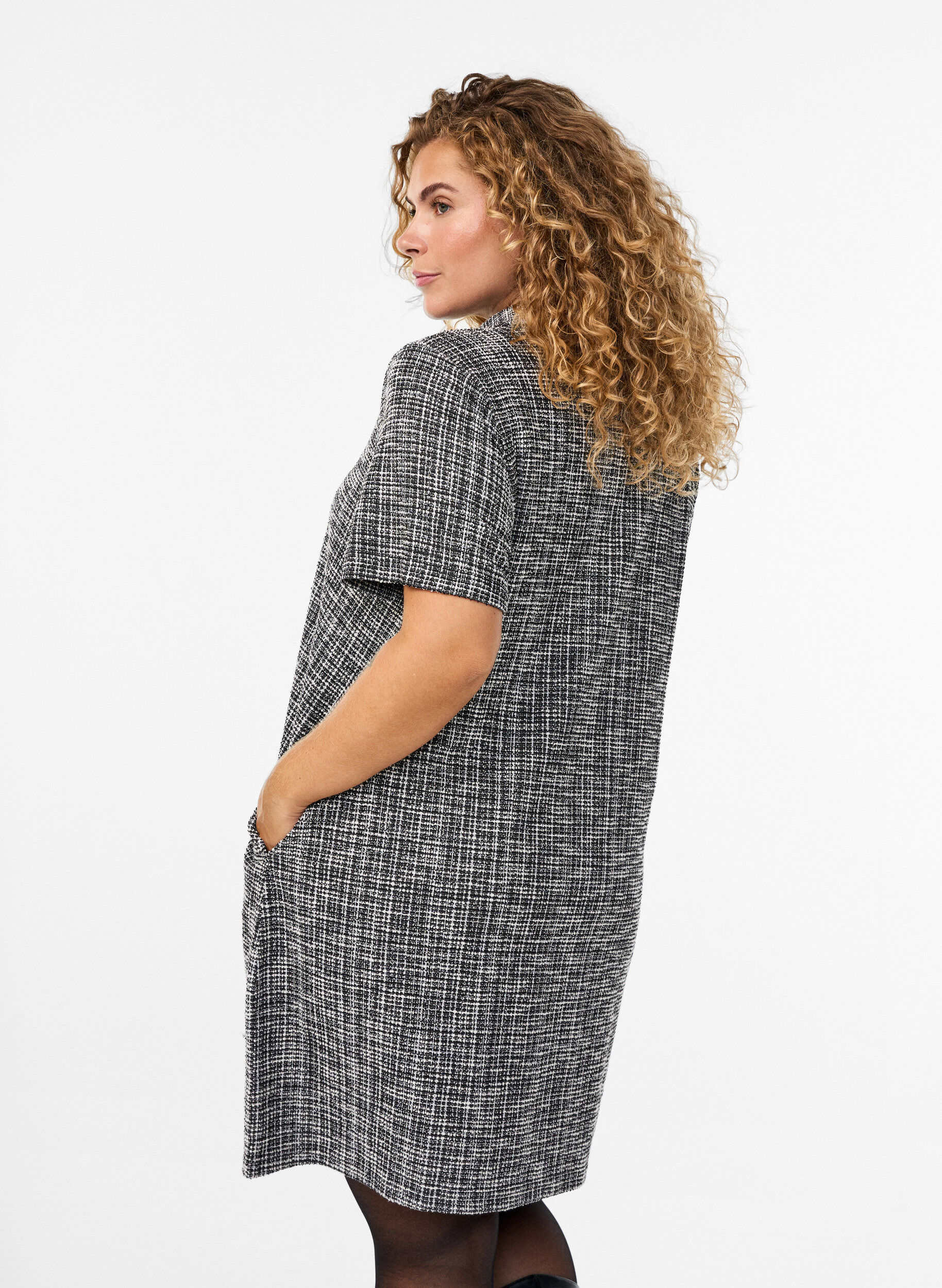ZizziKort kl&auml;nning i texturerad jersey med grafiskt rutm&ouml;nster, Vanilla, Model image number 2