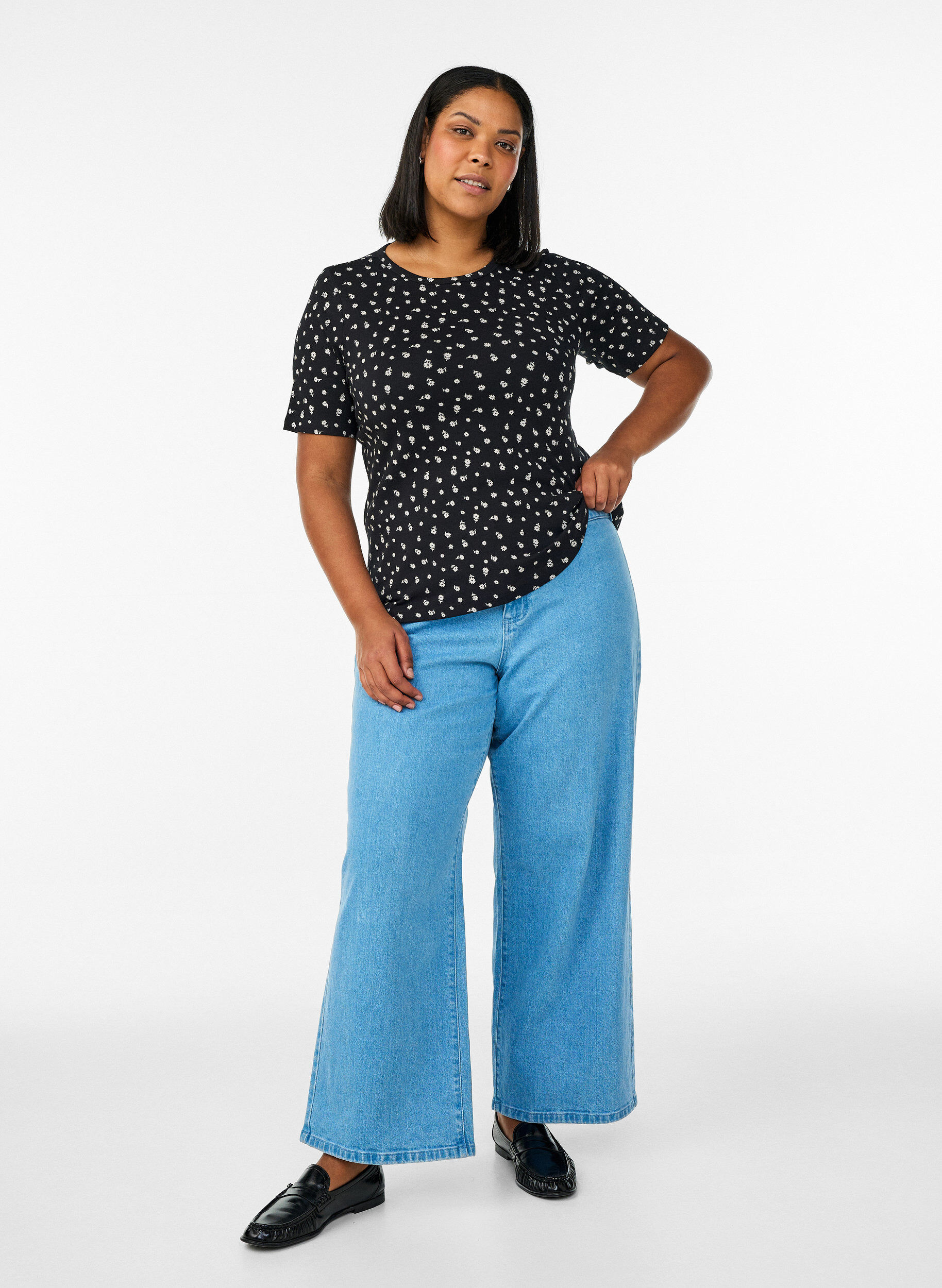 Zizzi T-shirt i bomull med helt&auml;ckande tryck, Svart, Model image number 1