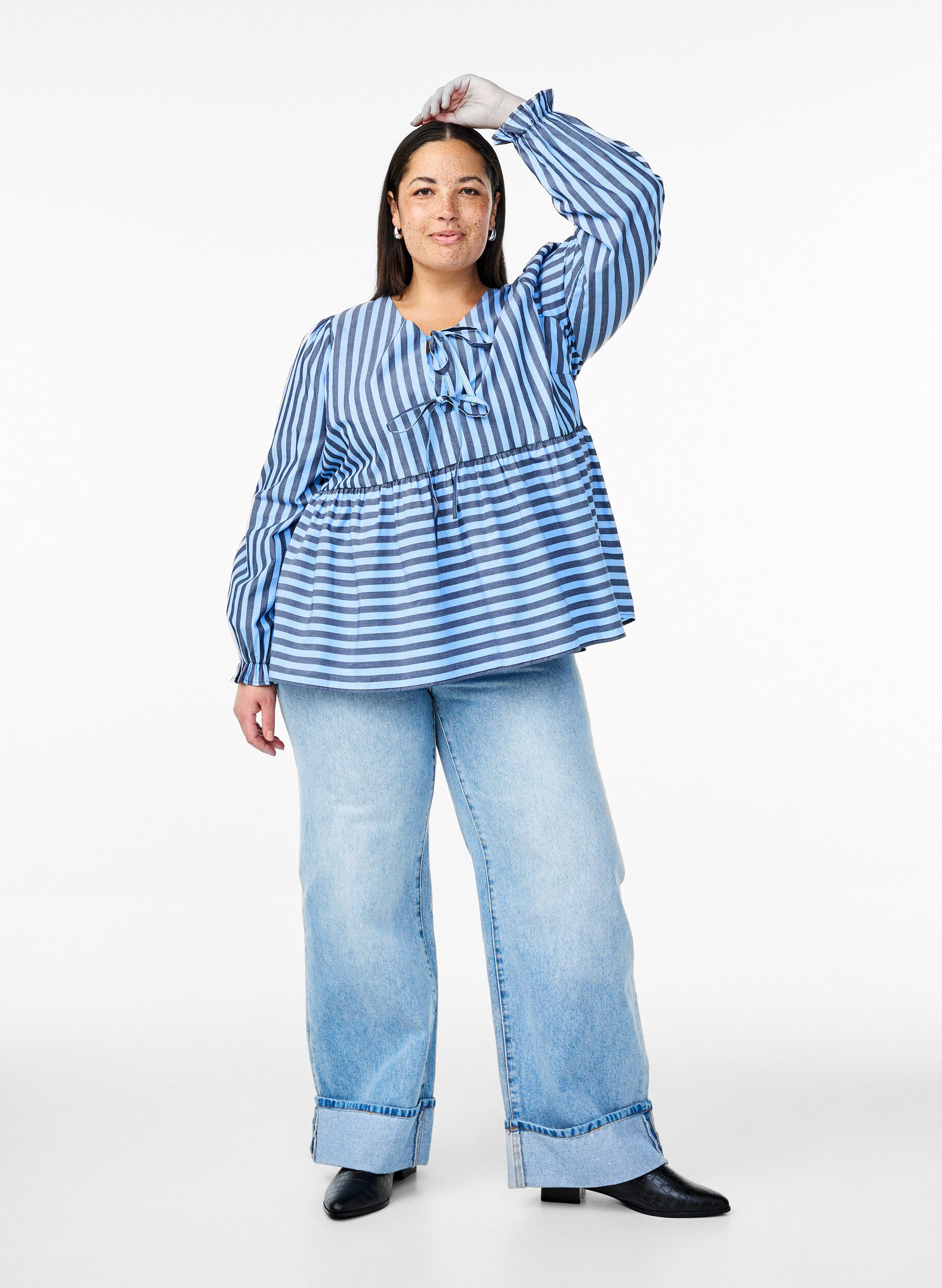 Zizzi Blus med r&auml;nder och rosetter, Bl&aring;, Model image number 1