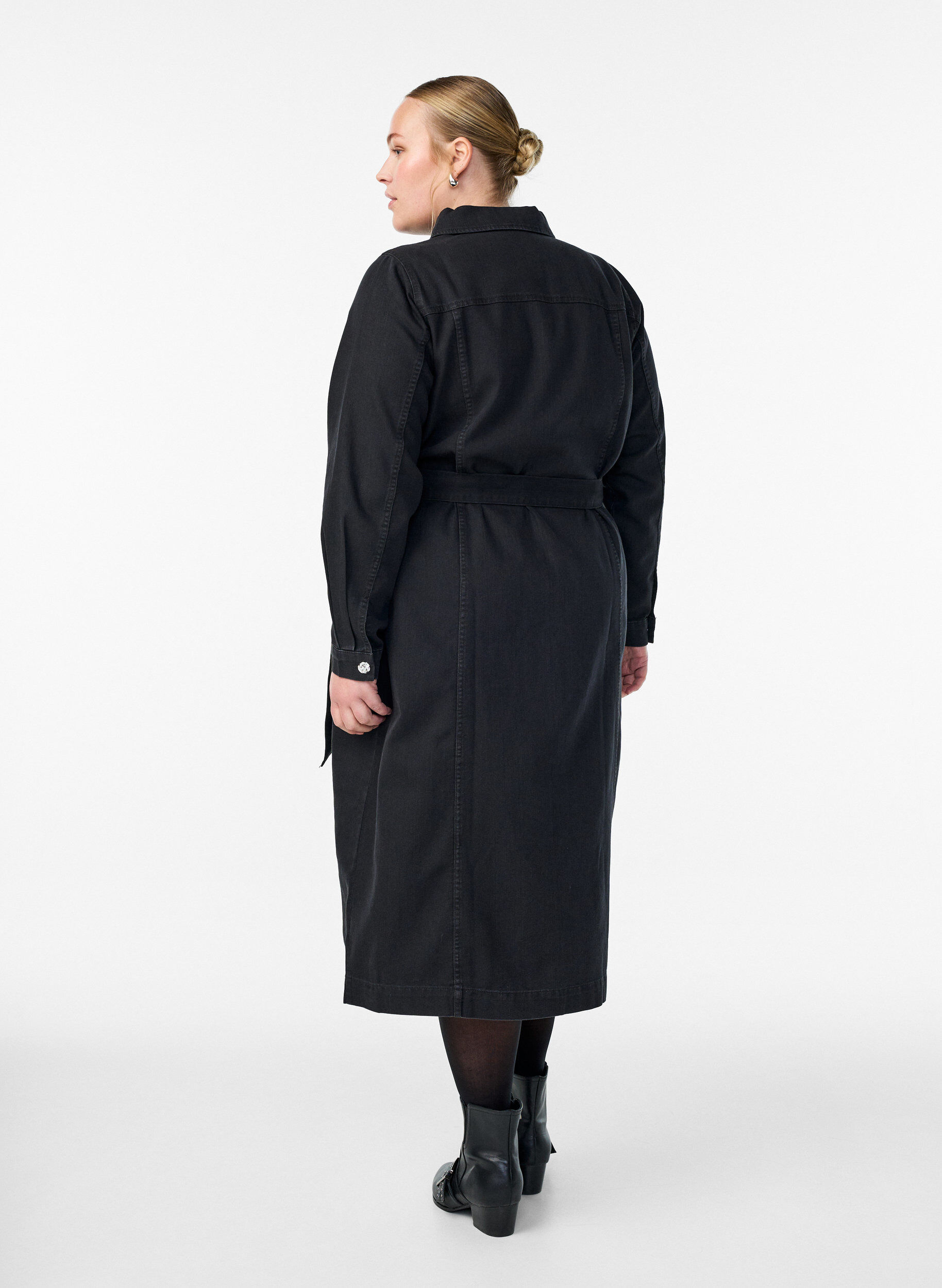 Zizzi Midikl&auml;nning i denim med b&auml;lte och dekorativa knappar, Svart, Model image number 2