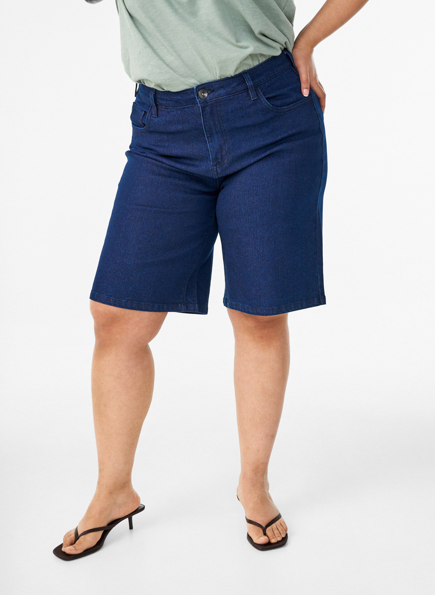 Zizzi L&ouml;sa jeansshorts med h&ouml;g midja, Bl&aring;, Model image number 3