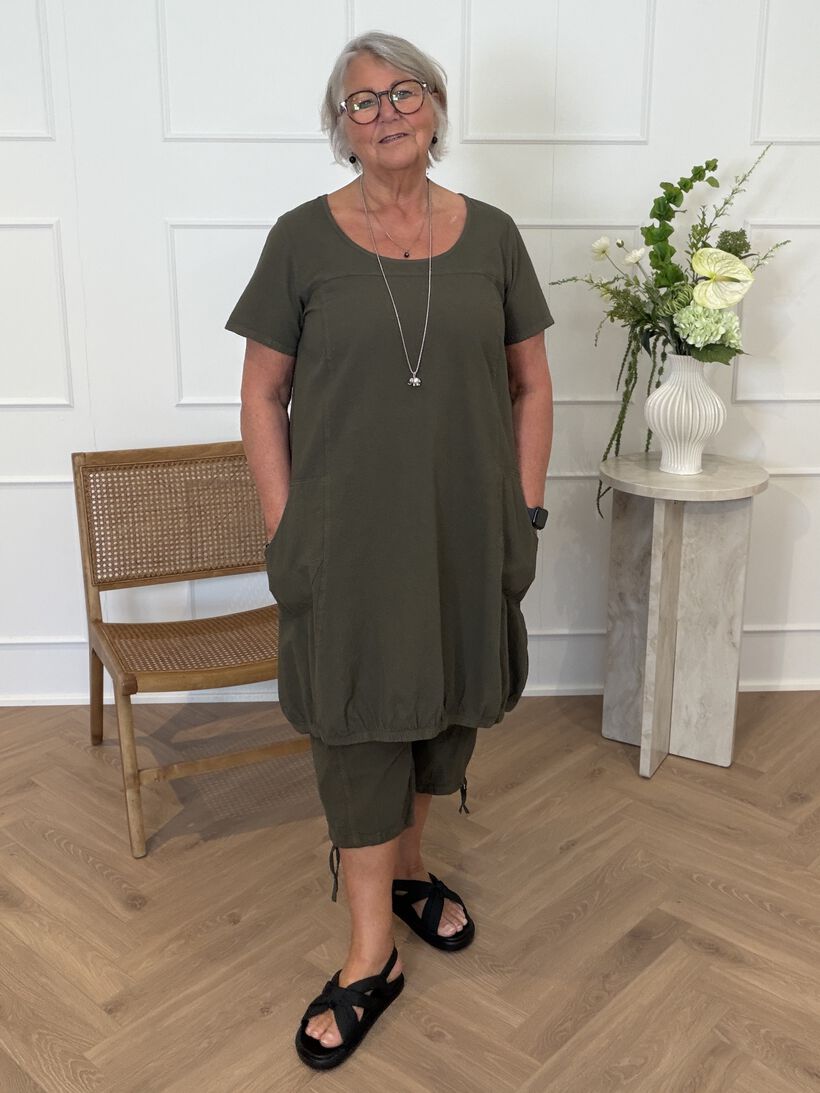 Avslappnad olivgr&ouml;n vardagslook, , Model