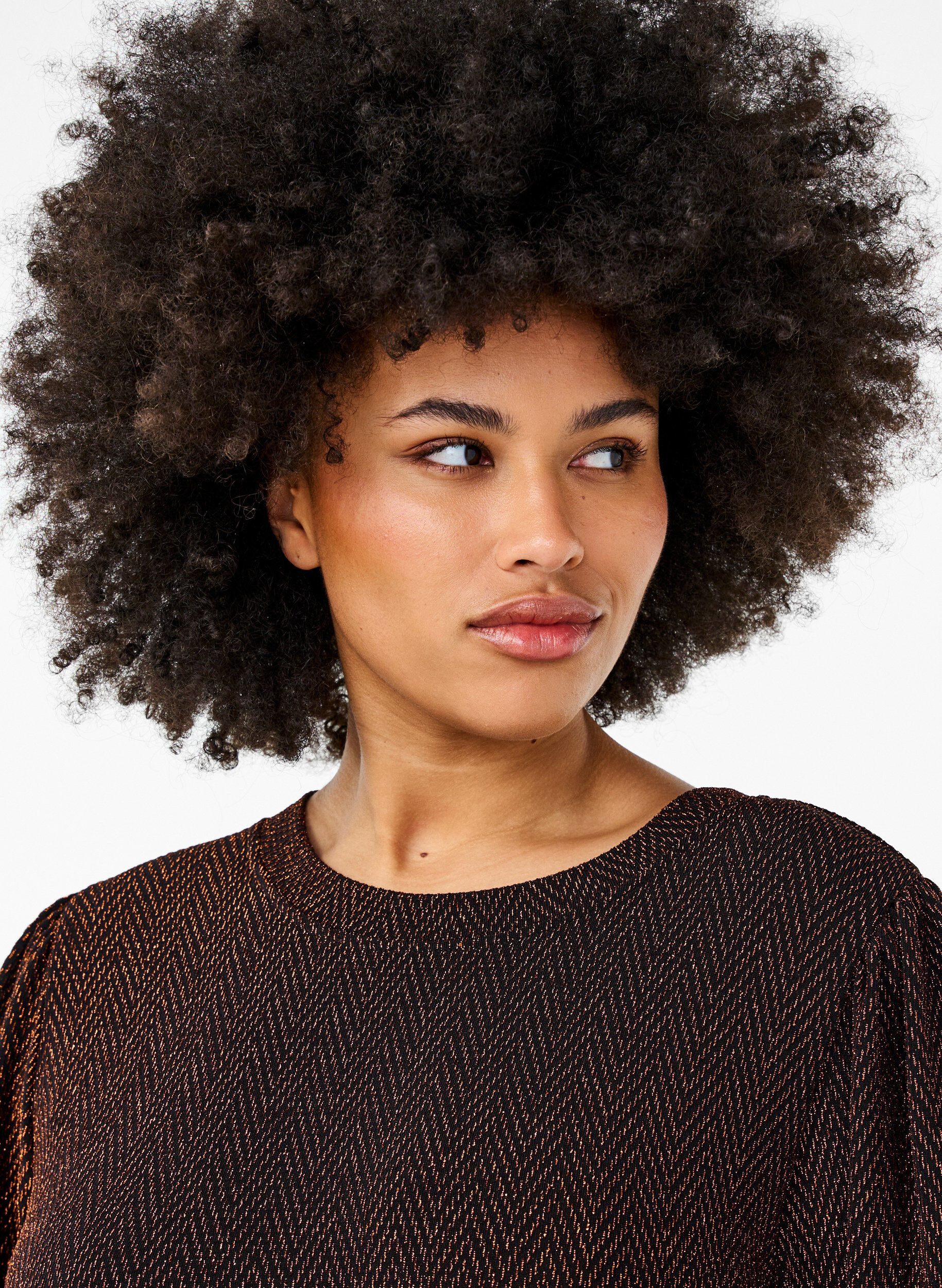 Zizzi Kl&auml;nning med sicksackm&ouml;nster och glitter, Copper ZigZagShimmer, Model image number 2