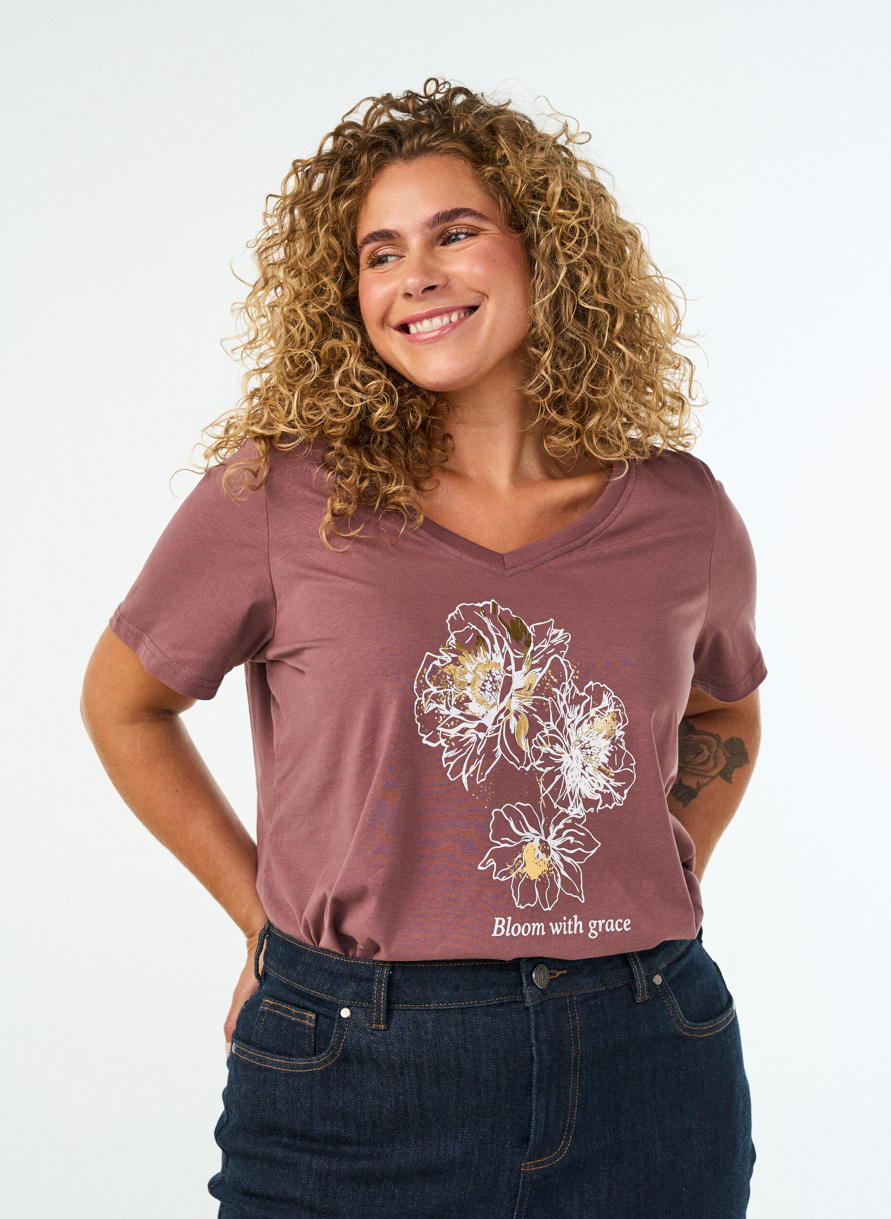 T-shirt i bomull med tryck framtill och v-ringning, Rosa, Model