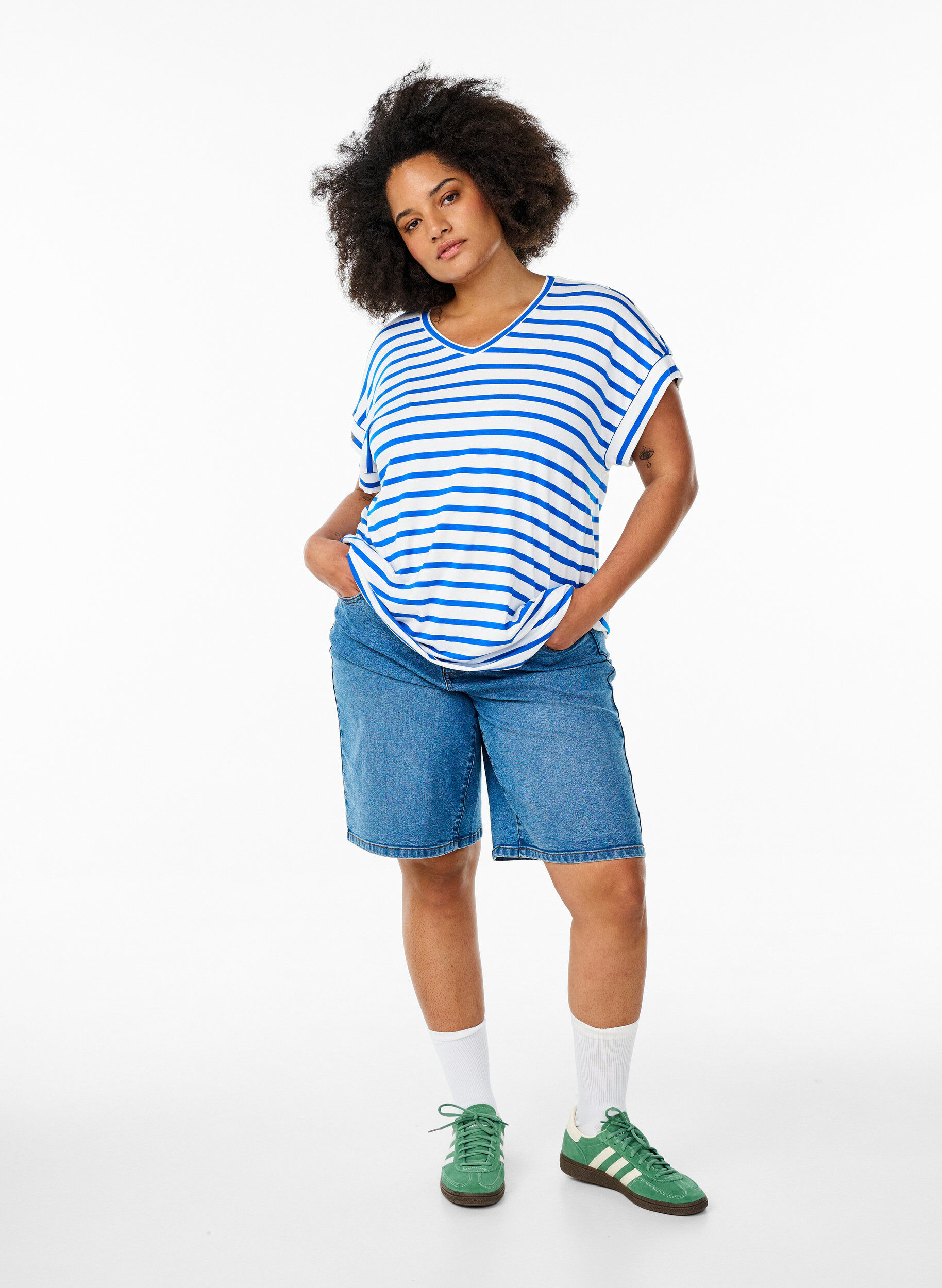 Zizzi Randig t-shirt med v-ringning, Bl&aring;, Model image number 1