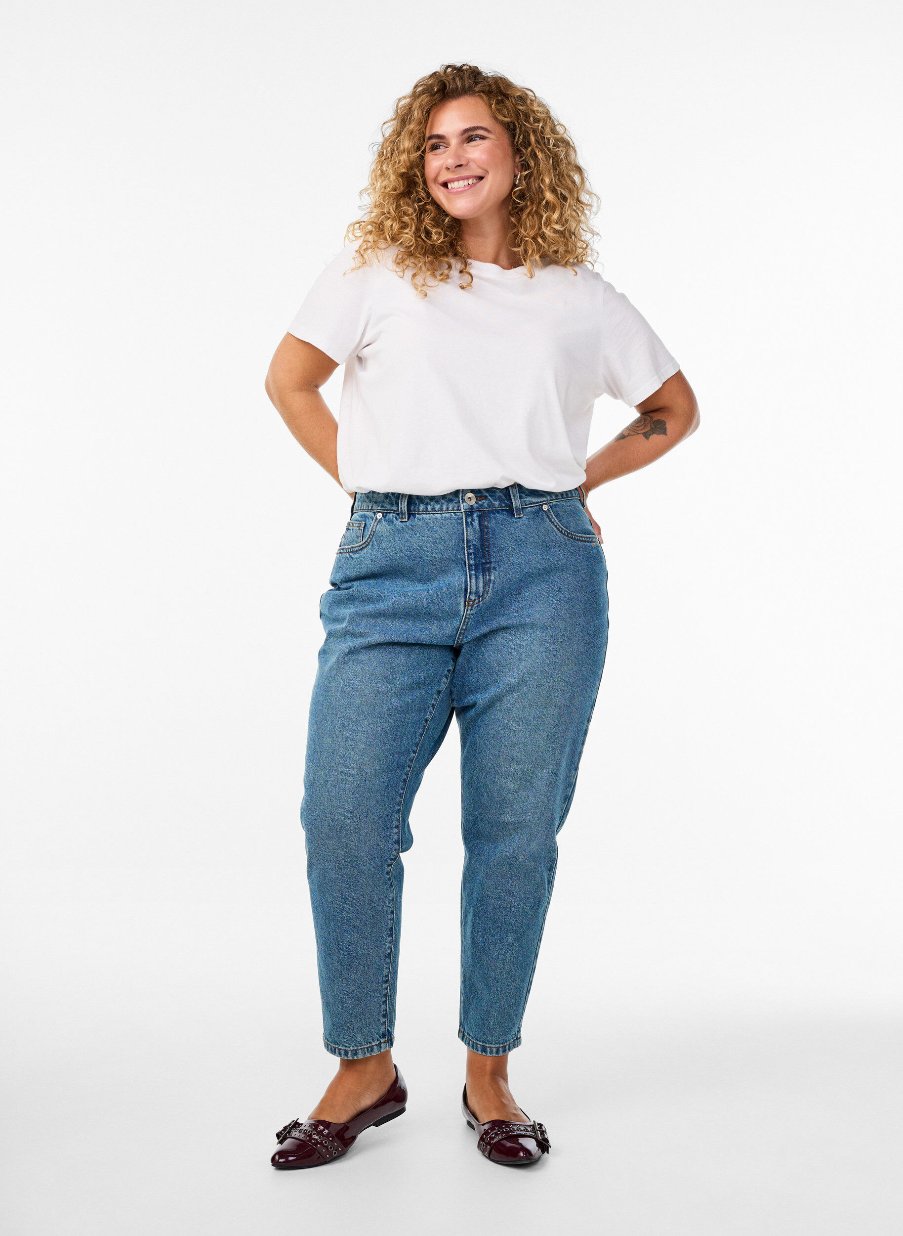 Mille mom jeans med h&ouml;g midja, Bl&aring;, Model