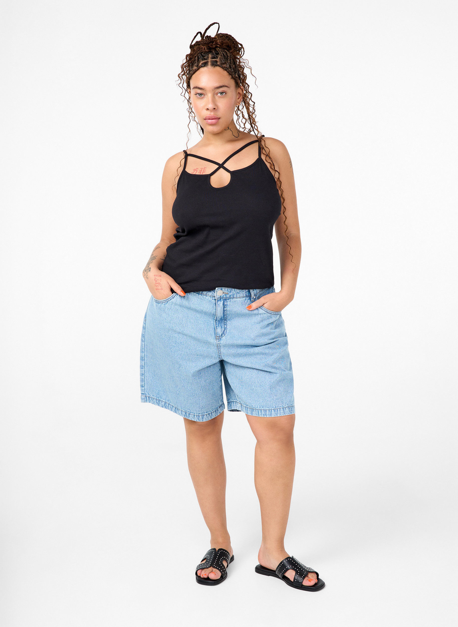 Zizzi Ribbtopp i ekologisk bomull med korsdetalj, Black, Model image number 2