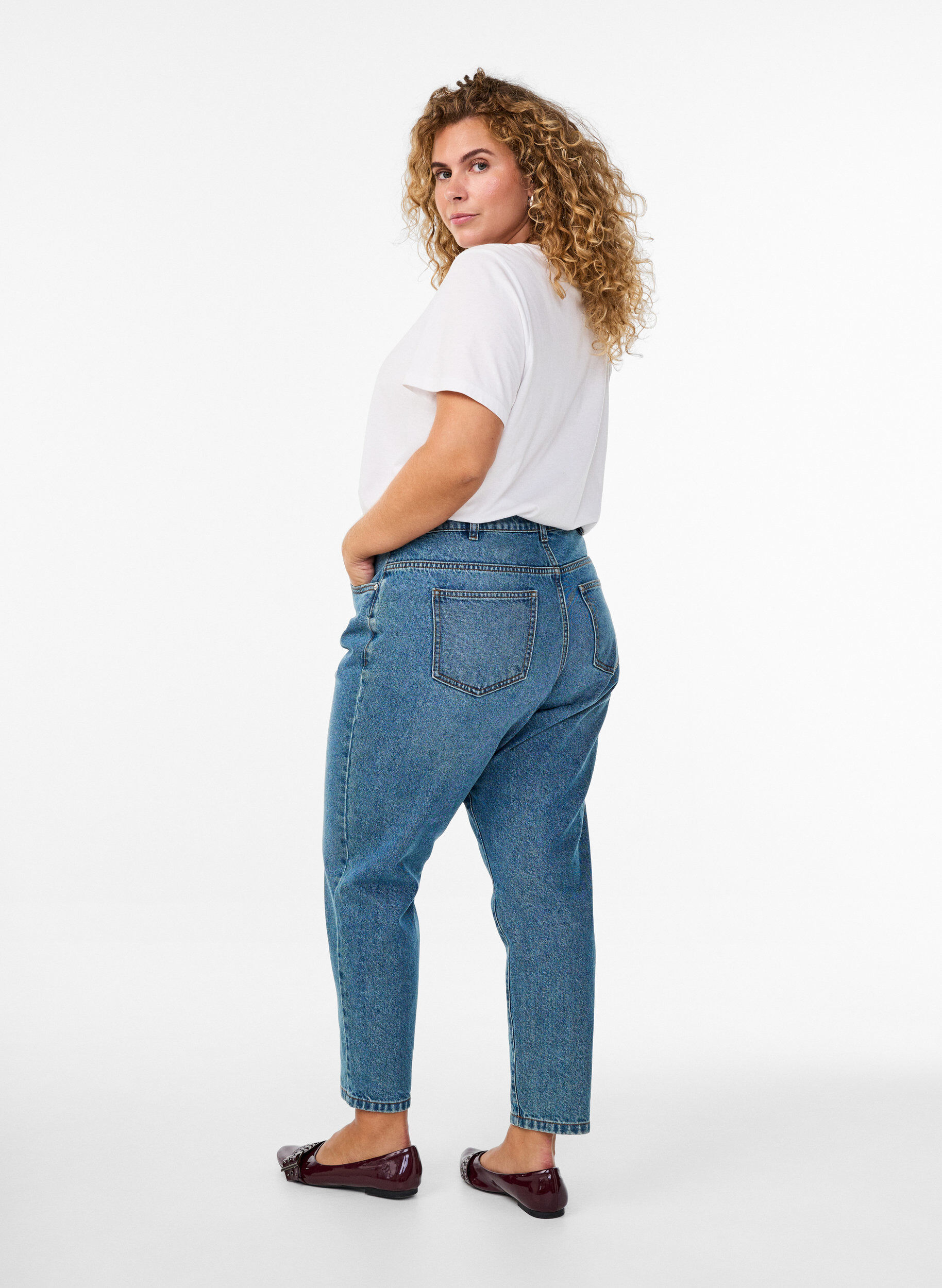 Zizzi Mille mom jeans med h&ouml;g midja, Bl&aring;, Model image number 1