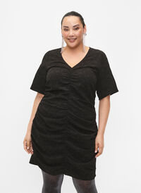 Kortärmad klänning med textur och draperingar, Black, Model