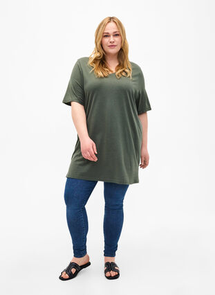 Enfärgad oversize t-shirt med v-hals, Thyme, Model image number 2