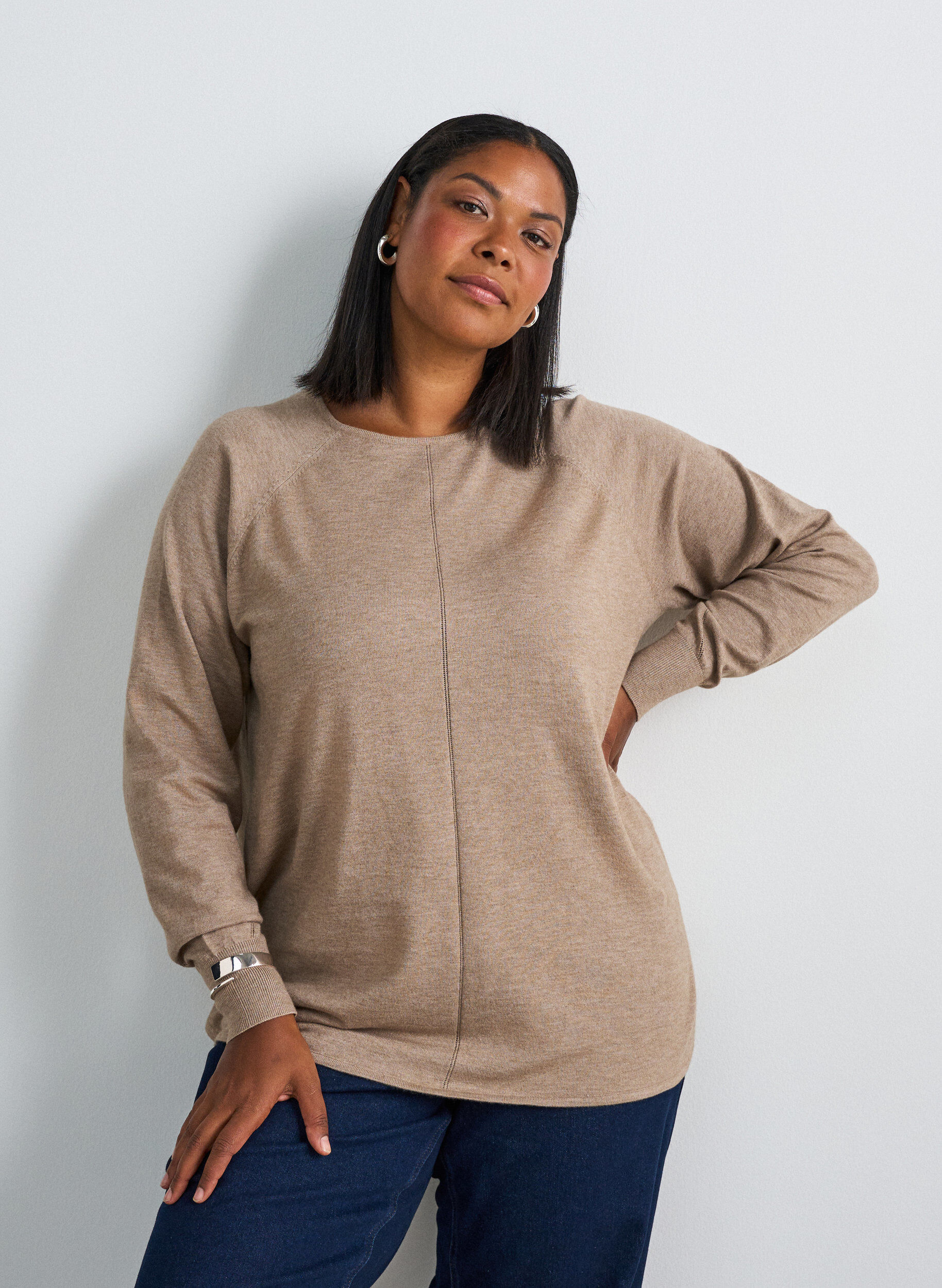 Stickad blus med rund halsringning och stickat m&ouml;nster, Beige, Model