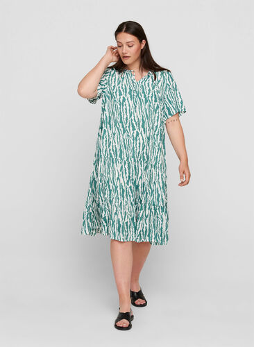 Kortärmad viskosklänning med mönster, Green Animal Print, Model image number 0