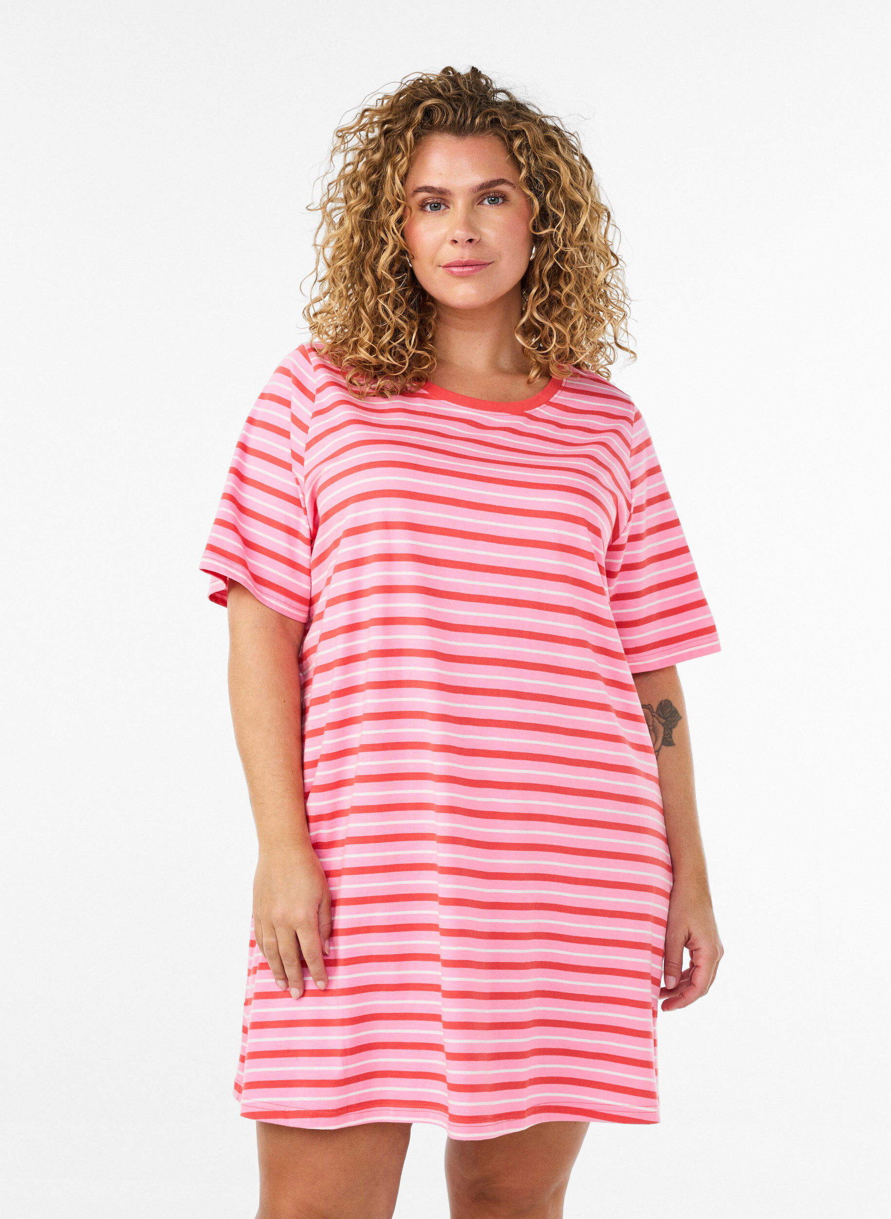 ZizziL&aring;ng oversized randig t-shirt i ekologisk bomull, Rosa, Model image number 0