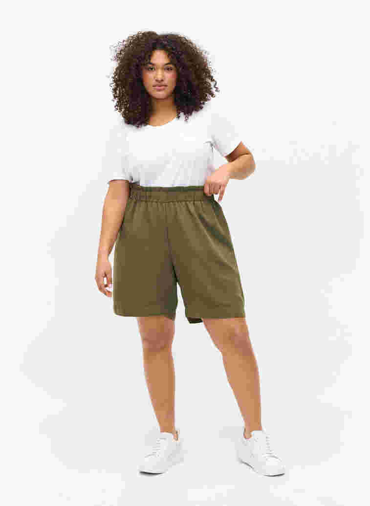 Lösa shorts i viskose, Ivy Green, Model image number 2
