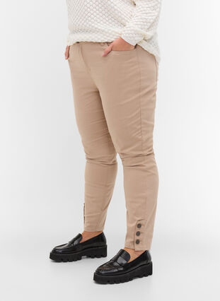 Croppade Amy jeans med knappar, Oxford Tan, Model image number 1