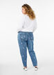 Mille Mom Fit-jeans med broderier, Blå, Model image number 2