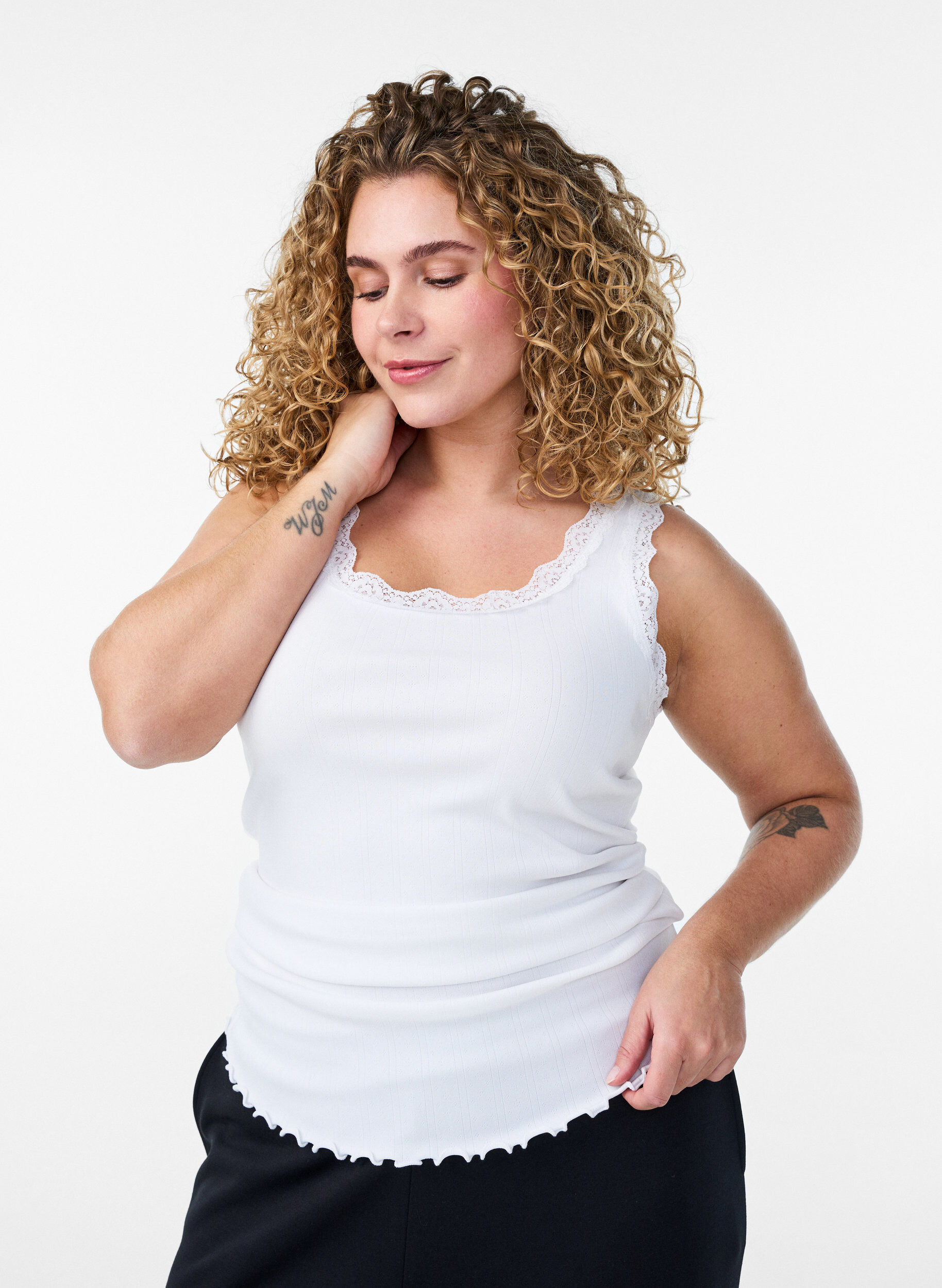 Zizzi Linne med spetskant och h&aring;lbrodyr, Vit, Model image number 0