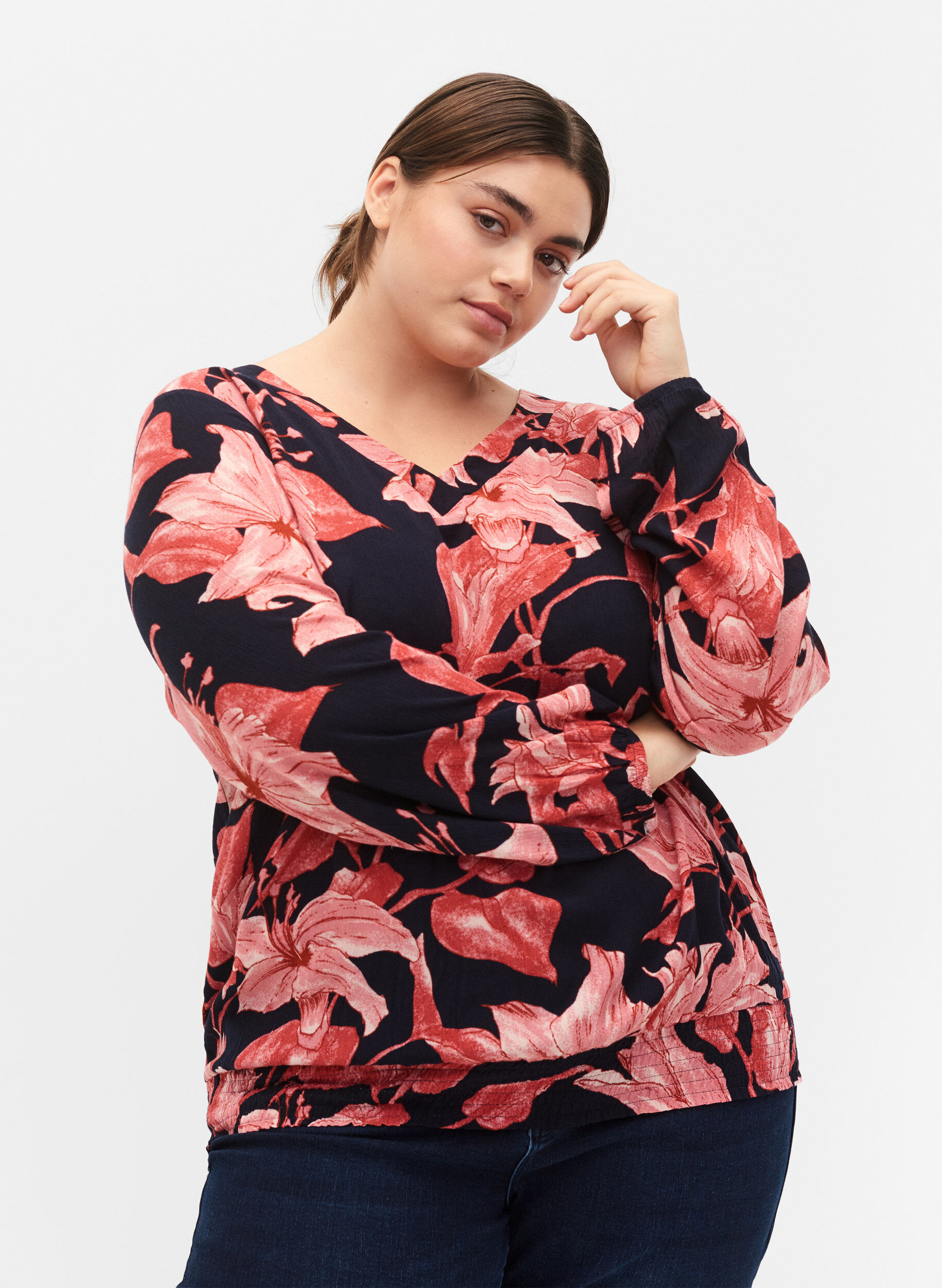 Zizzi Viskosblus med smock, N. Sky Sketch Flower, Model image number 0