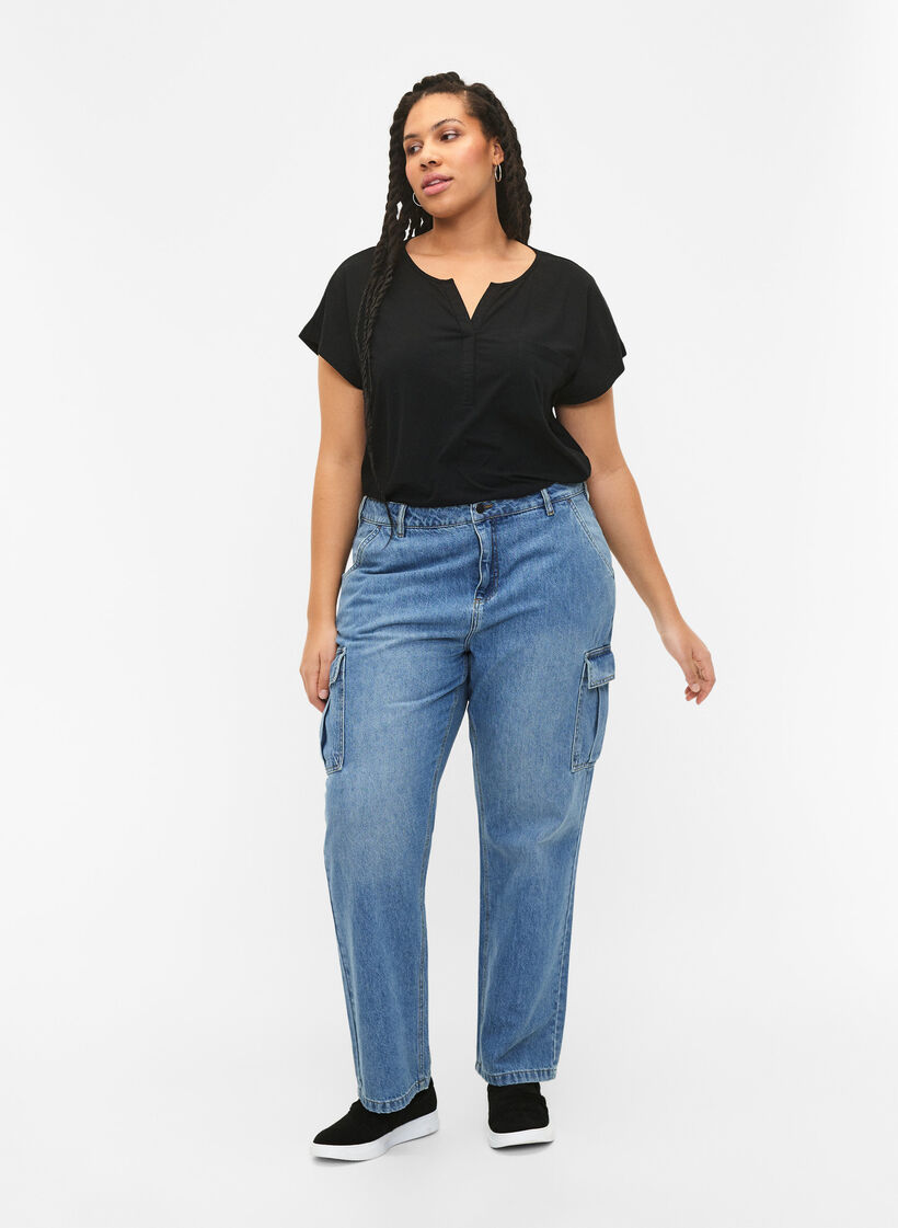 T-shirt med v-ringning och bröstficka, Black, Model image number 2