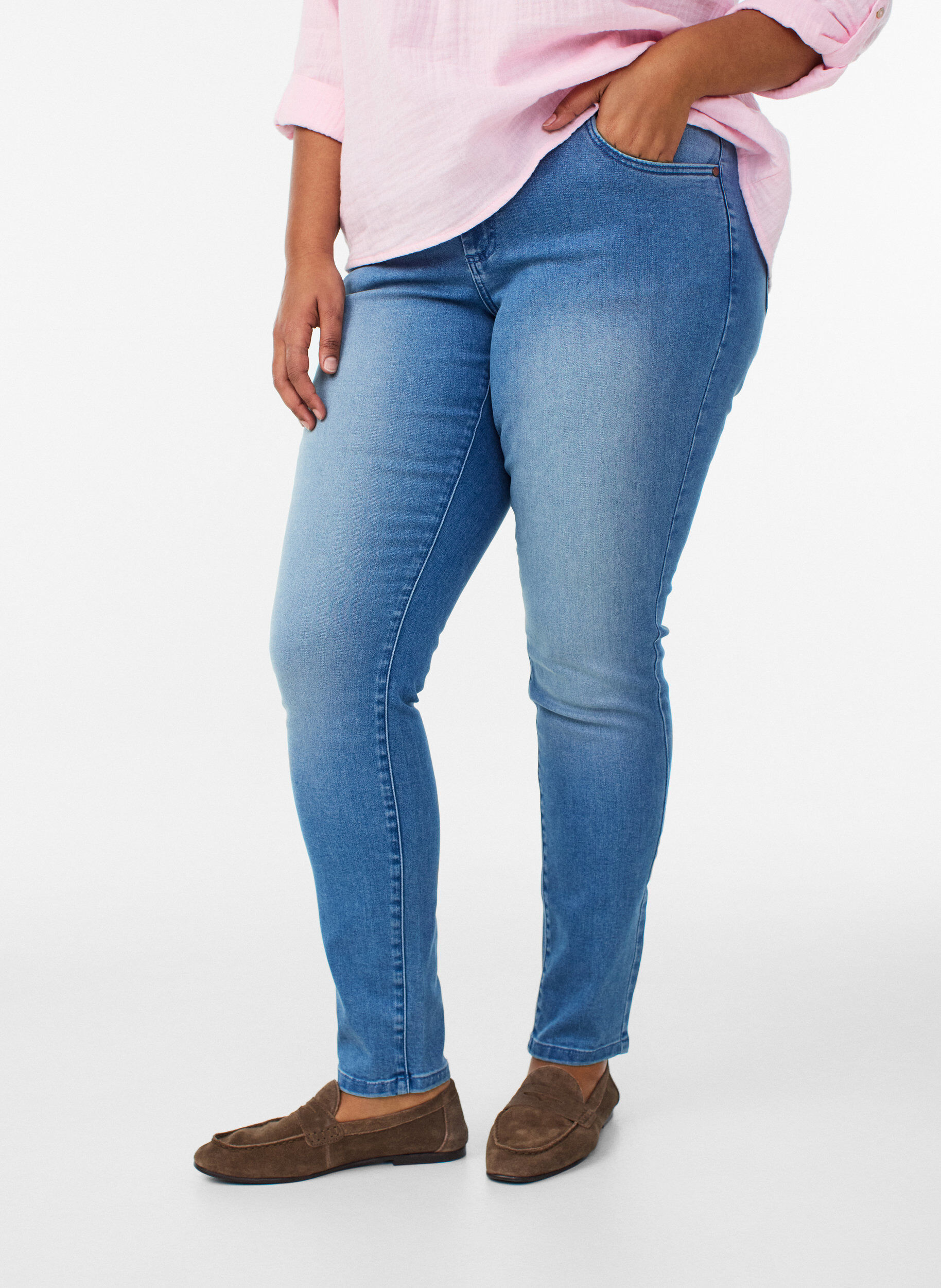 ZizziSlim fit Emily jeans med normalh&ouml;g midja, Bl&aring;, Model image number 2