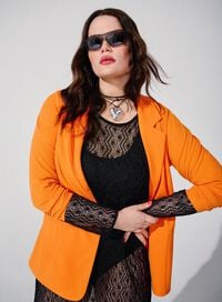 Orange kavaj med spetsklänning, , Model