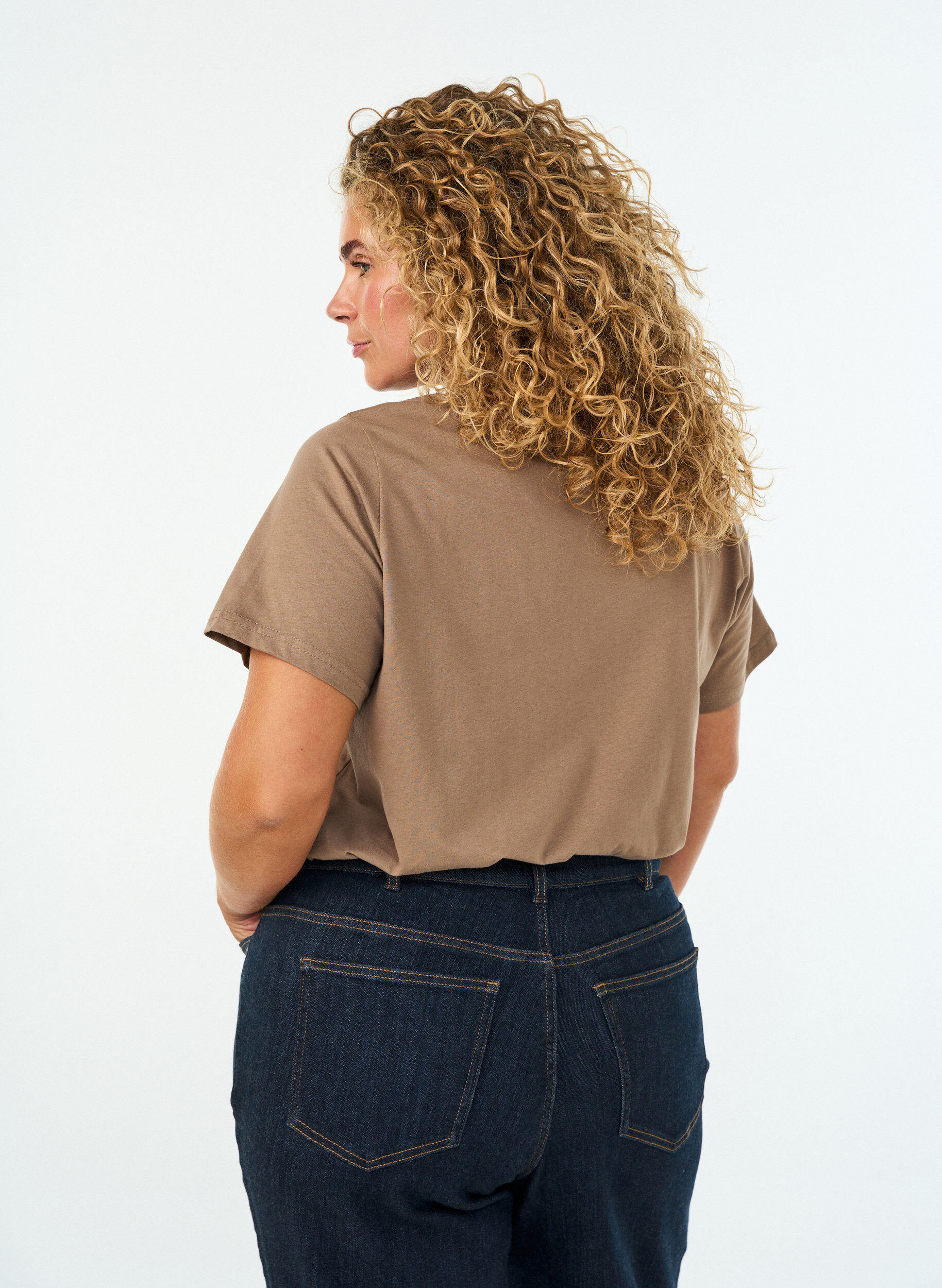ZizziT-shirt i bomull med tryck framtill och v-ringning, Brun, Model image number 2