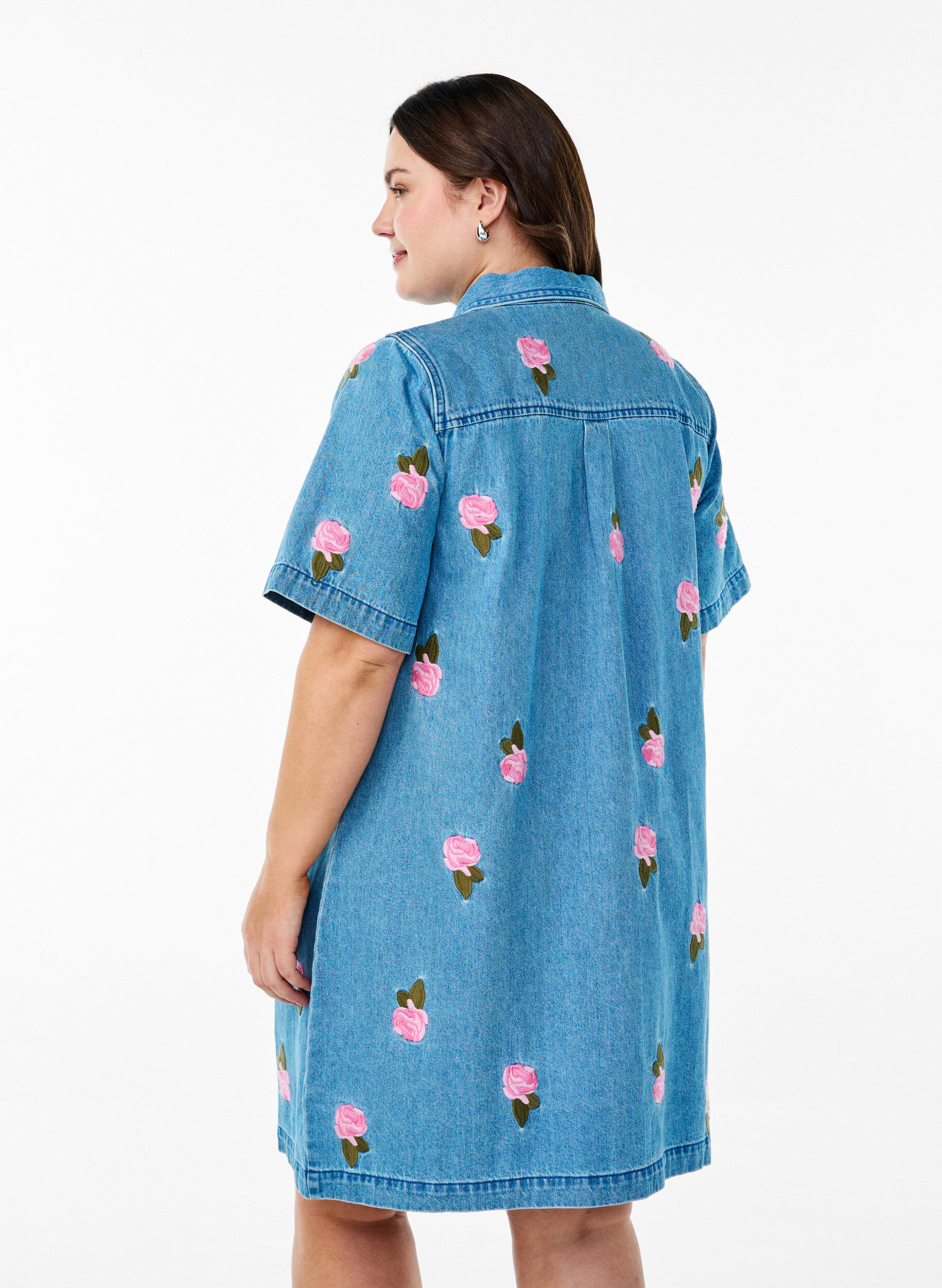 Zizzi Kort jeanskl&auml;nning med broderade blommor, Bl&aring;, Model image number 2