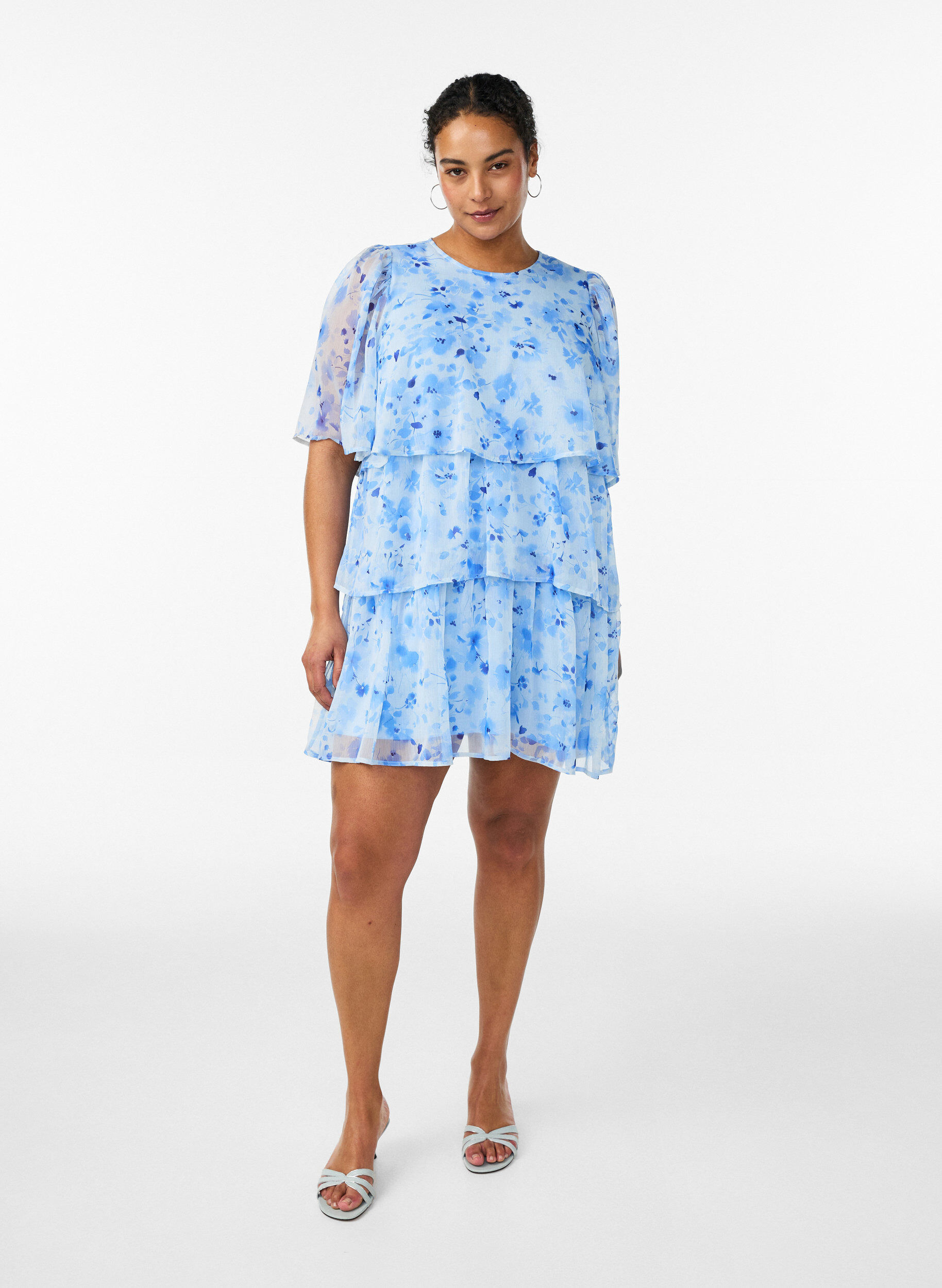 Zizzi Kort kl&auml;nning i chiffonglook med blommigt m&ouml;nster och volanglager, Bl&aring;, Model image number 1