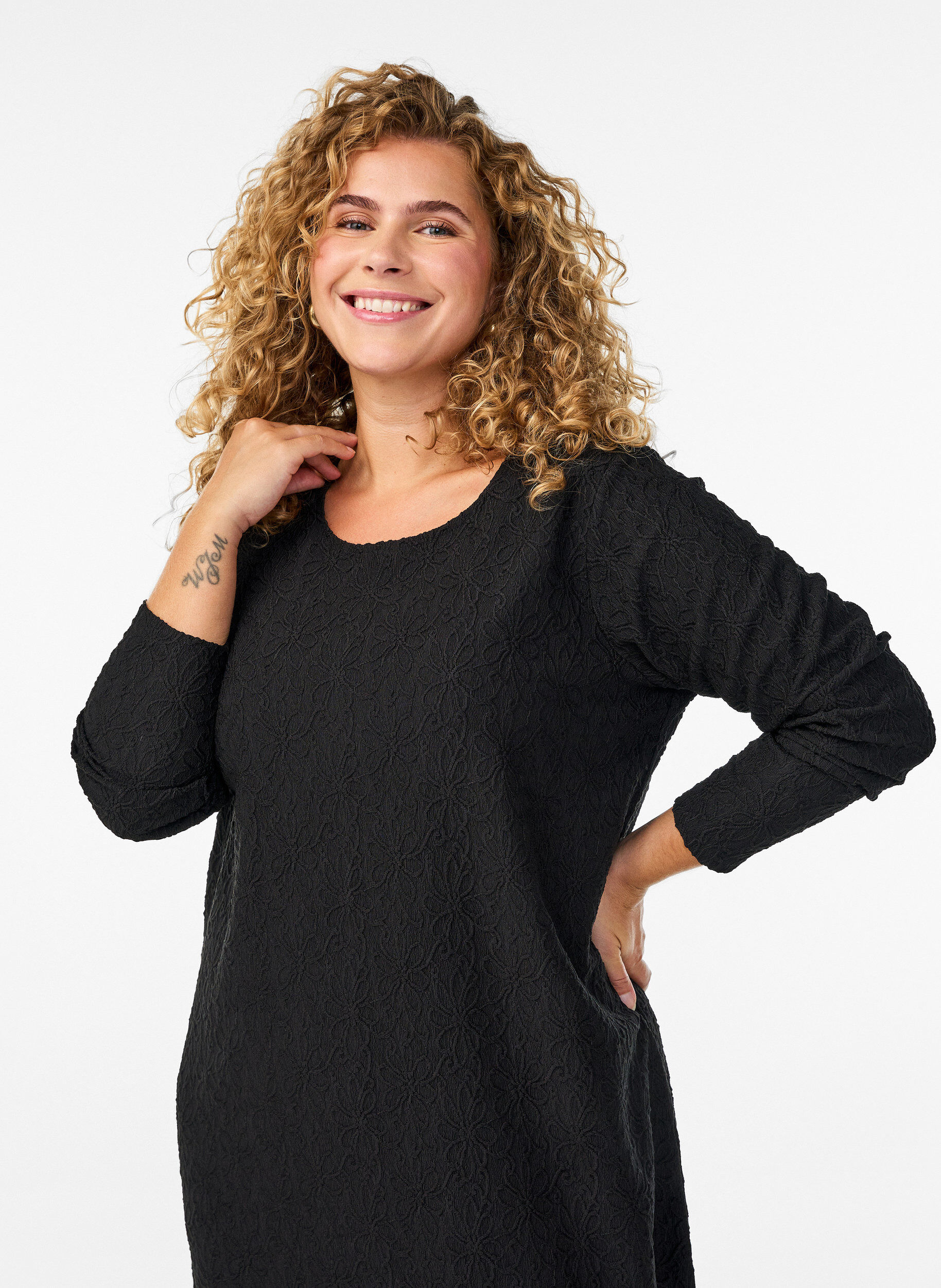 Zizzi Blommig texturerad kl&auml;nning med l&aring;nga &auml;rmar, Svart, Model image number 2