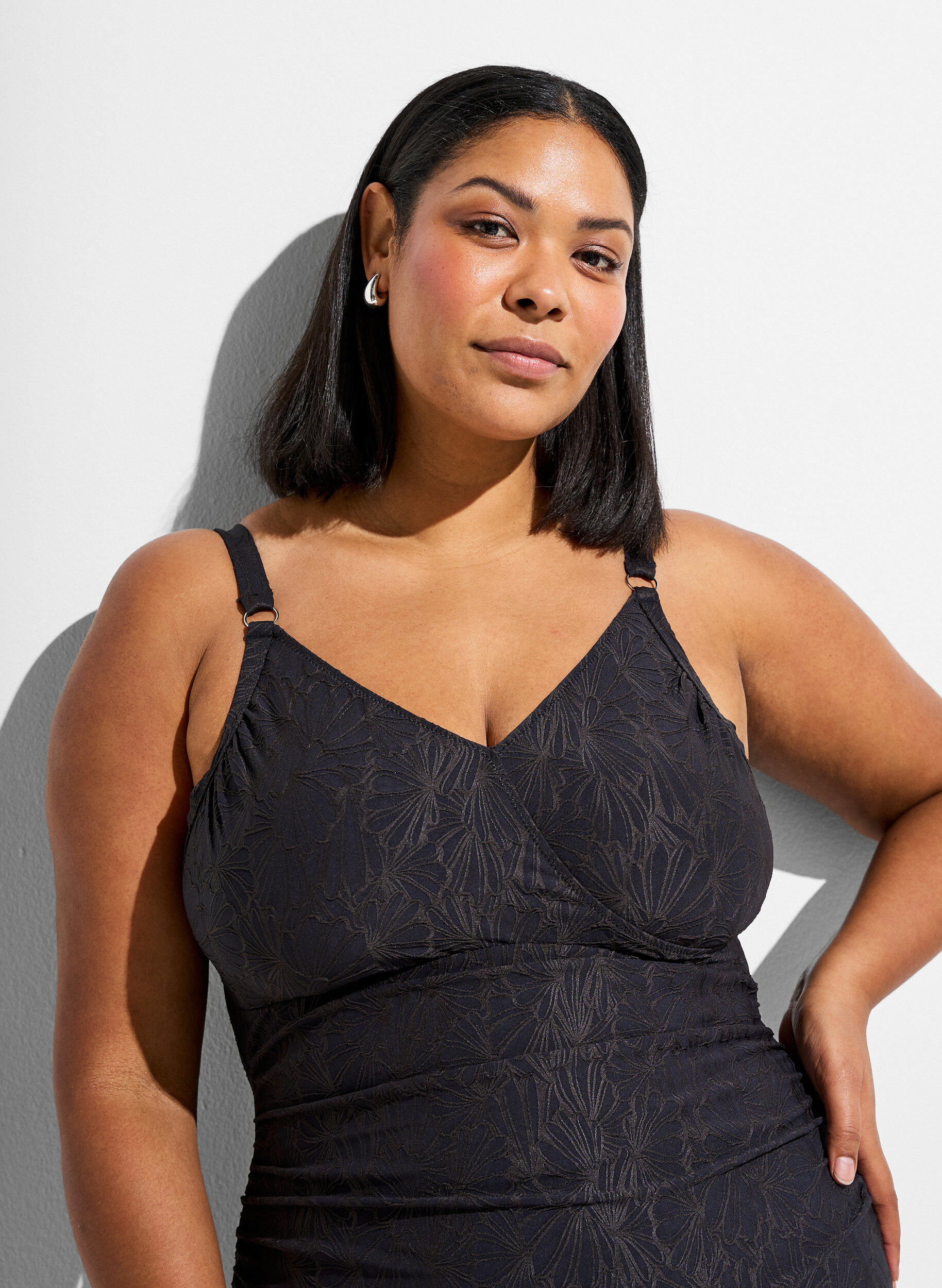 ZizziBaddr&auml;kt med omlottdetalj och blommig ton-i-ton-struktur, Gr&aring;, Model image number 2