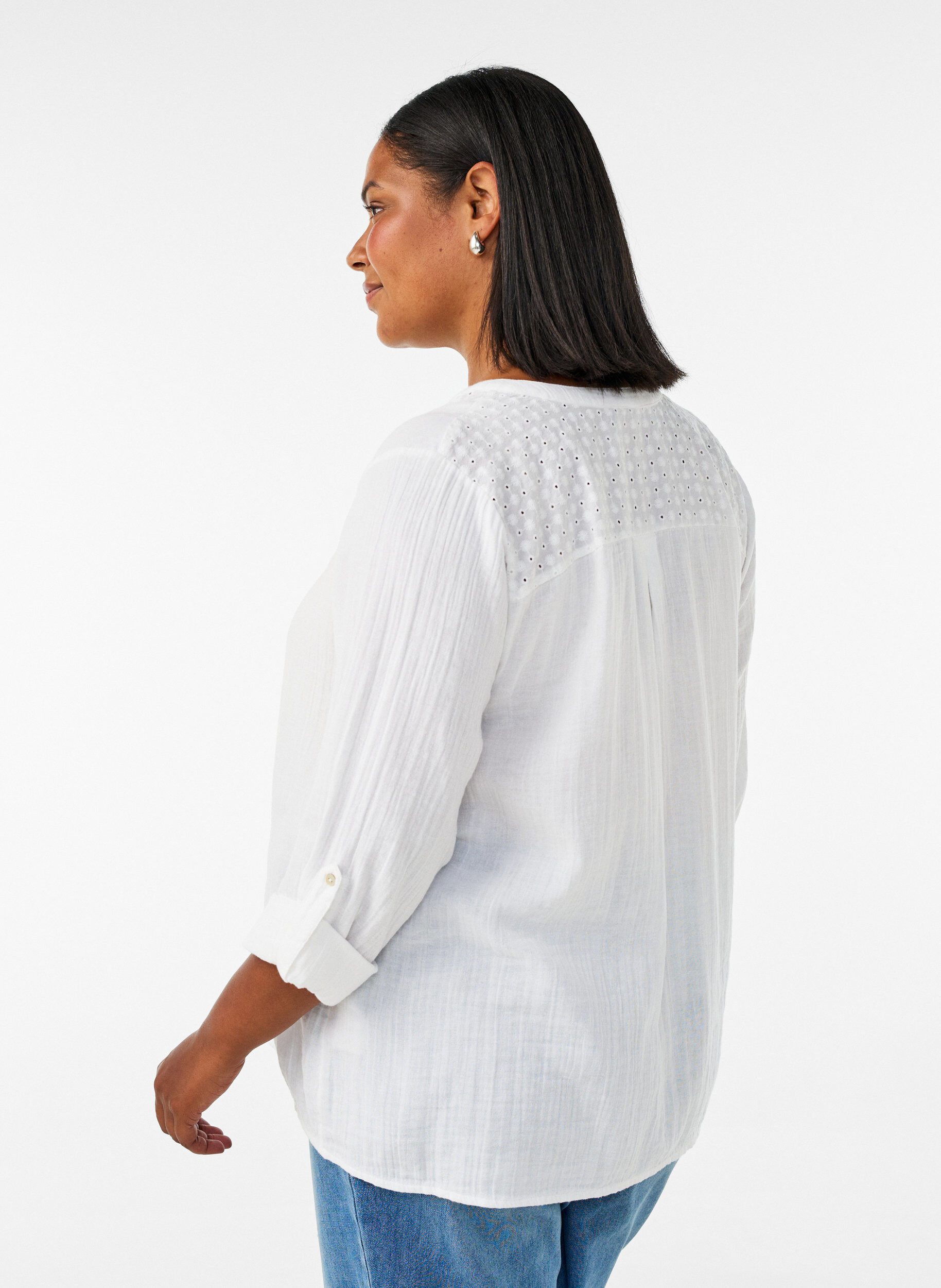 ZizziBlus i bomullsmuslin med broderie anglaise, Vit, Model image number 1