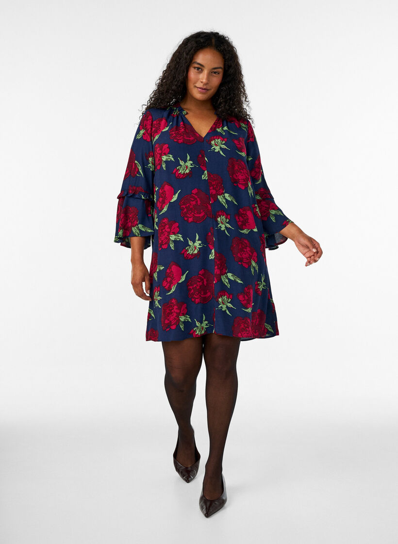 Blommig kl&auml;nning i viskos med volanger, Bl&aring;, Model image number 1