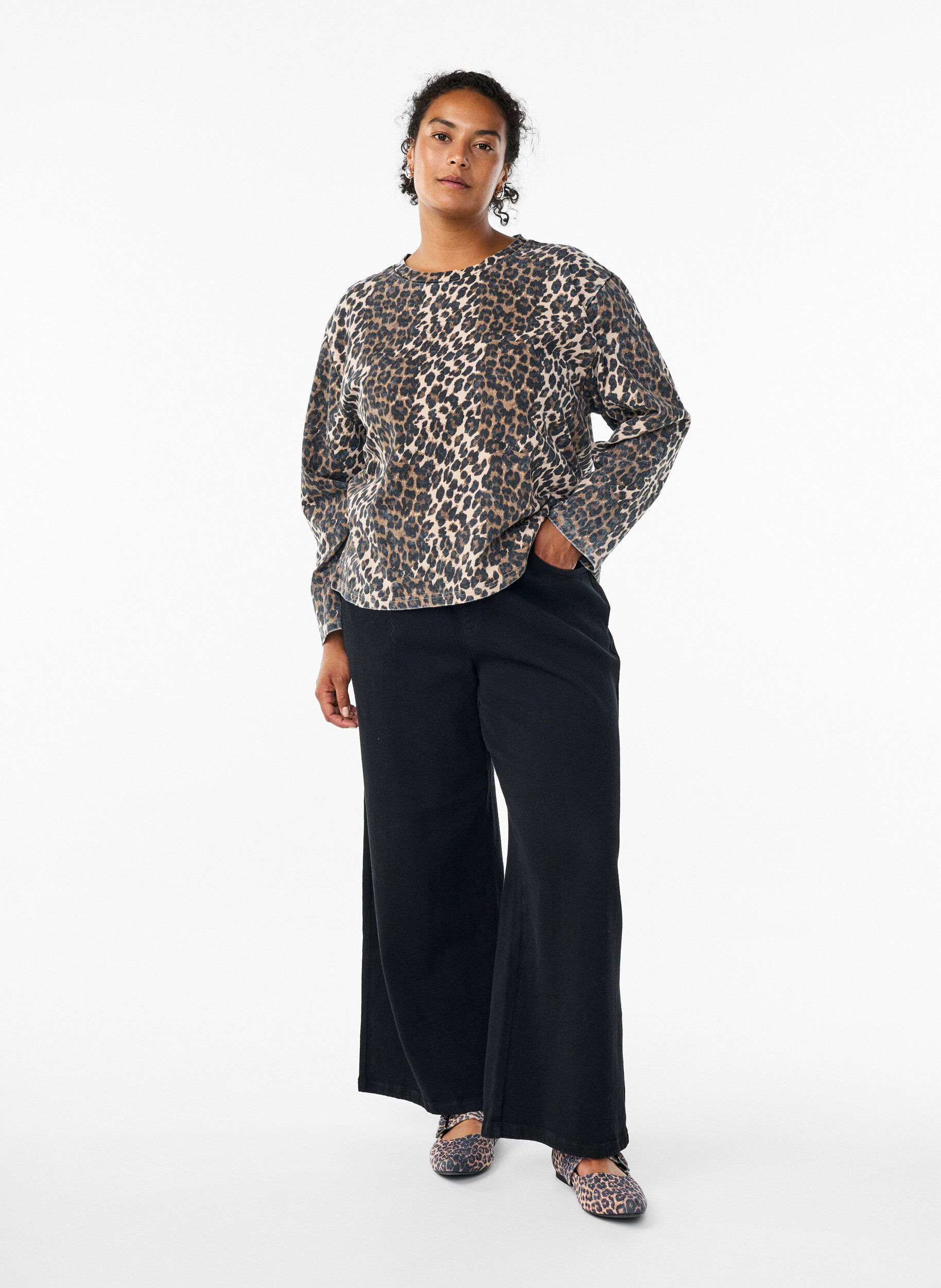 Zizzi Tv&auml;ttad sweatshirt med leopardm&ouml;nster, Brun, Model image number 1