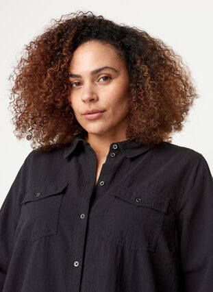 Lång bomullsskjorta med bröstfickor, Black, Model image number 2