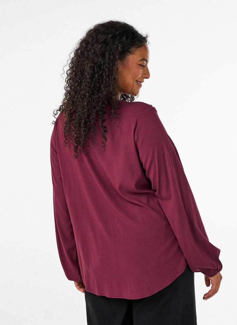 Blus i viskos med v-ringning och rundad nederkant, R&ouml;d, Model image number 2