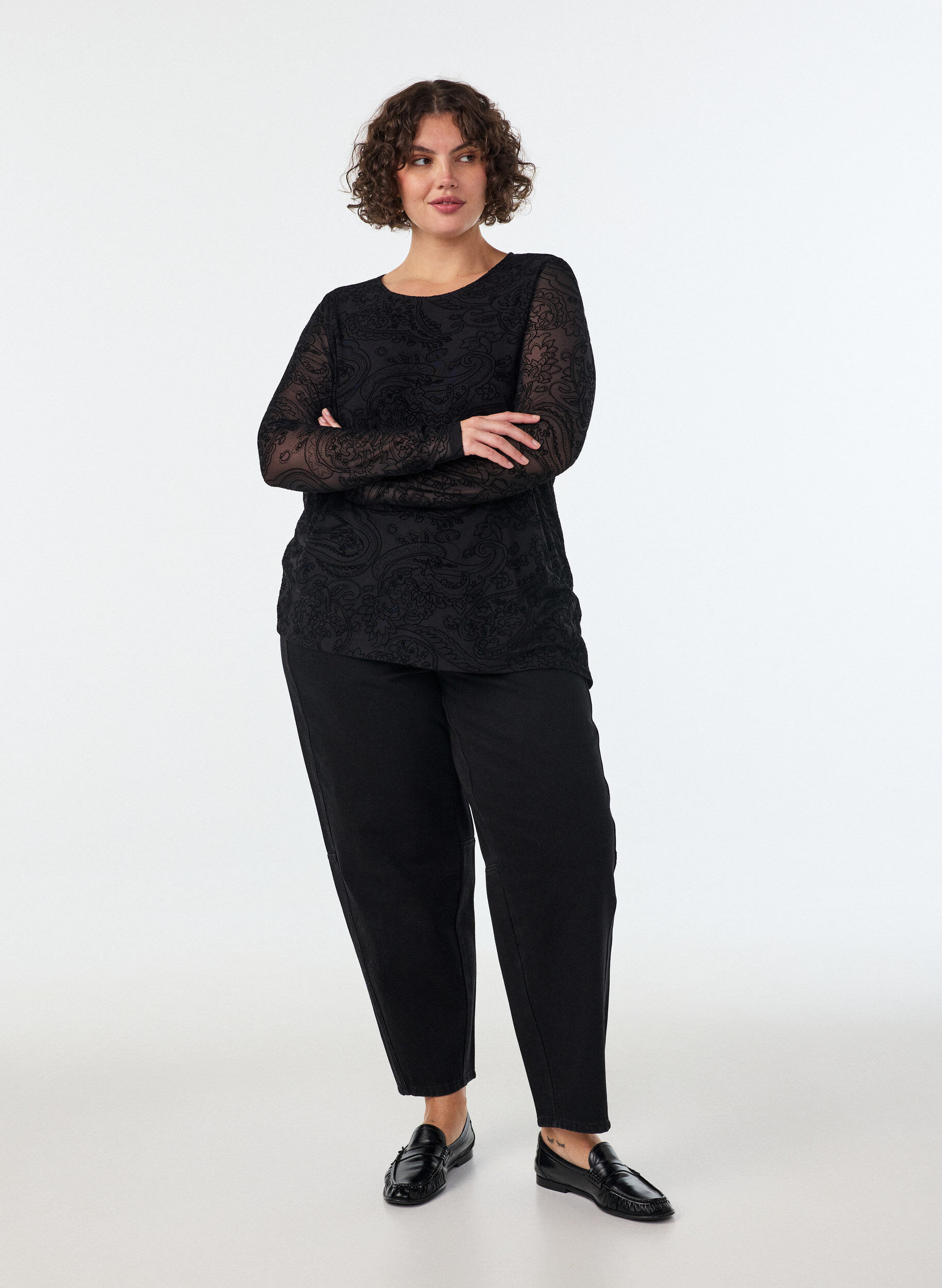 ZizziBlus i mesh med paisleym&ouml;nster och asymmetrisk nederkant, Svart, Model image number 1