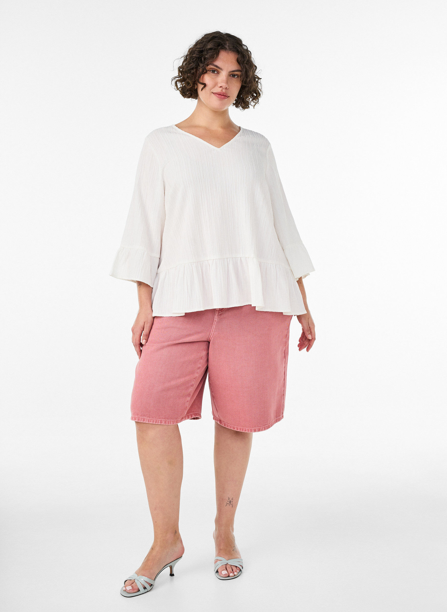 ZizziBlus med struktur, v-ringning och volanger, Vanilla, Model image number 1