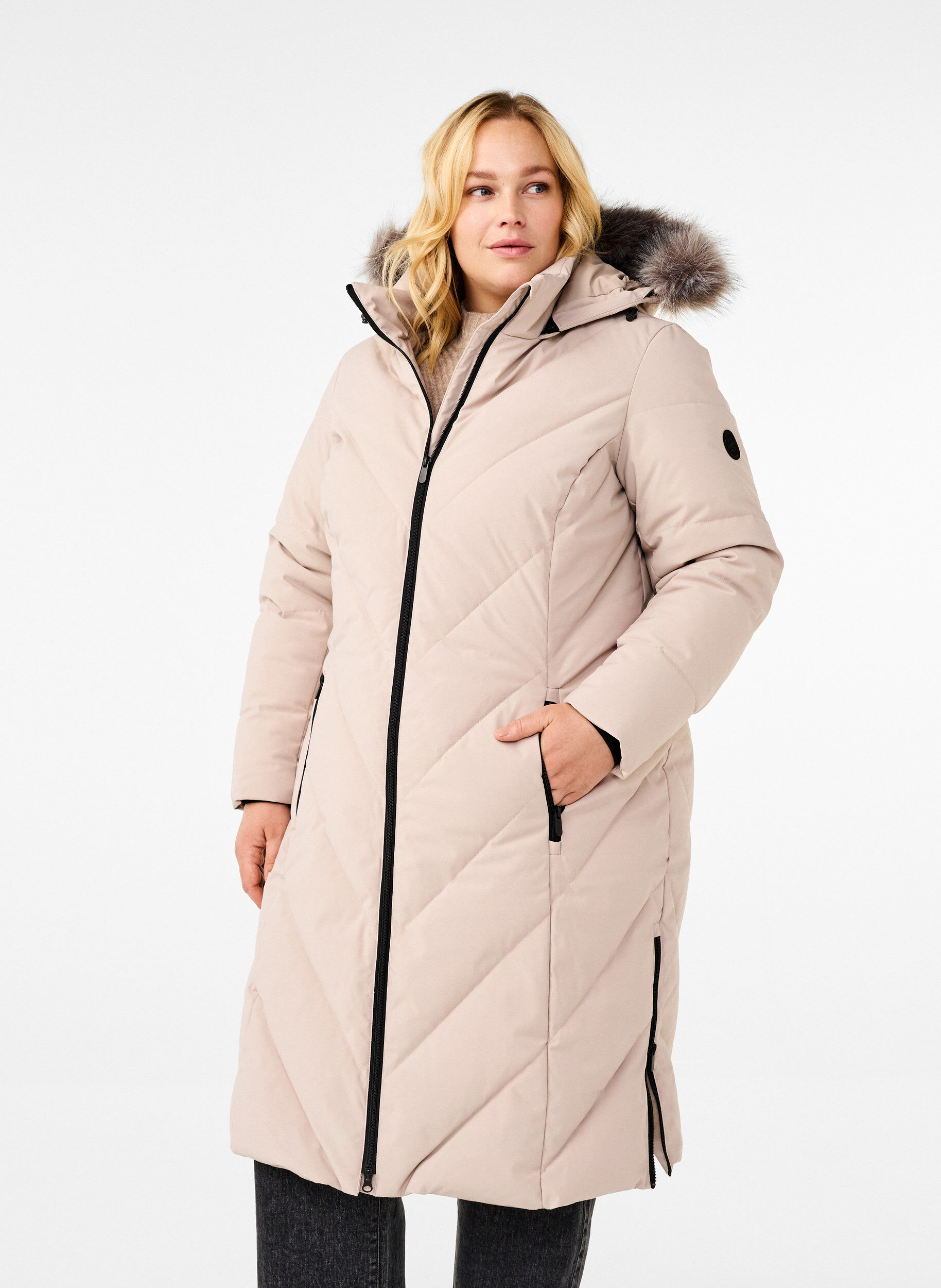 L&aring;ng vinterkappa med hyskkn&auml;ppning och krage i fuskp&auml;ls, Beige, Model