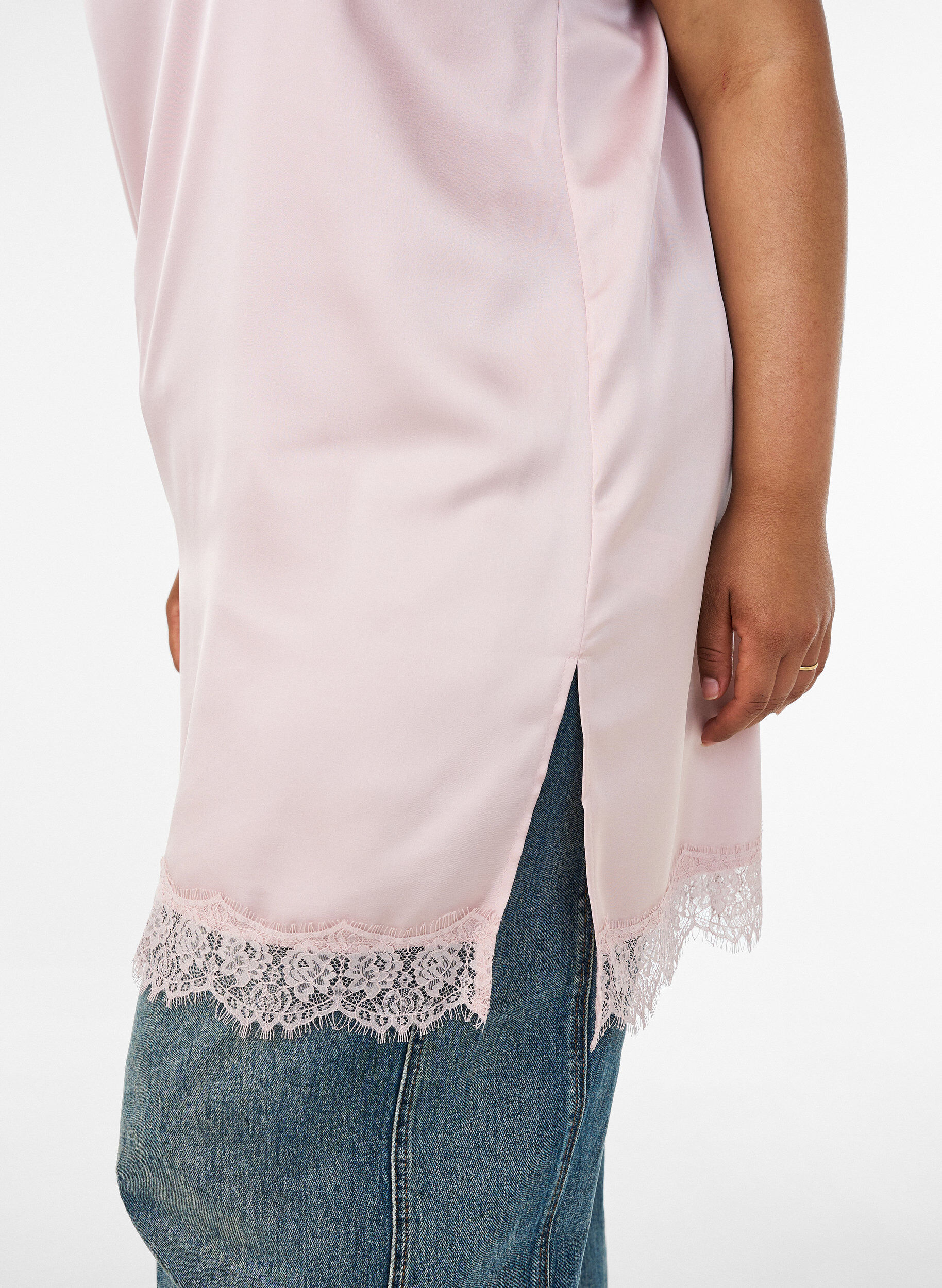 ZizziL&aring;ng topp i satin med spetskanter, Rosa, Model image number 4