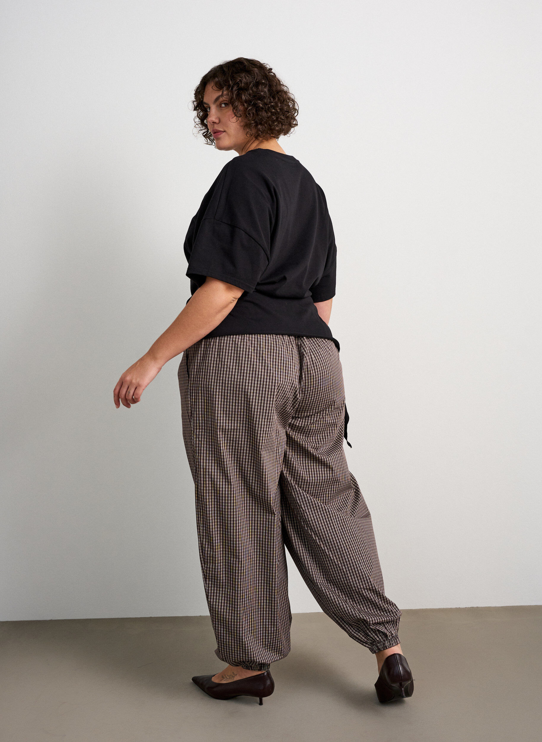ZizziBallongbyxor med h&ouml;g midja och helt&auml;ckande m&ouml;nster, Brun, Model image number 1
