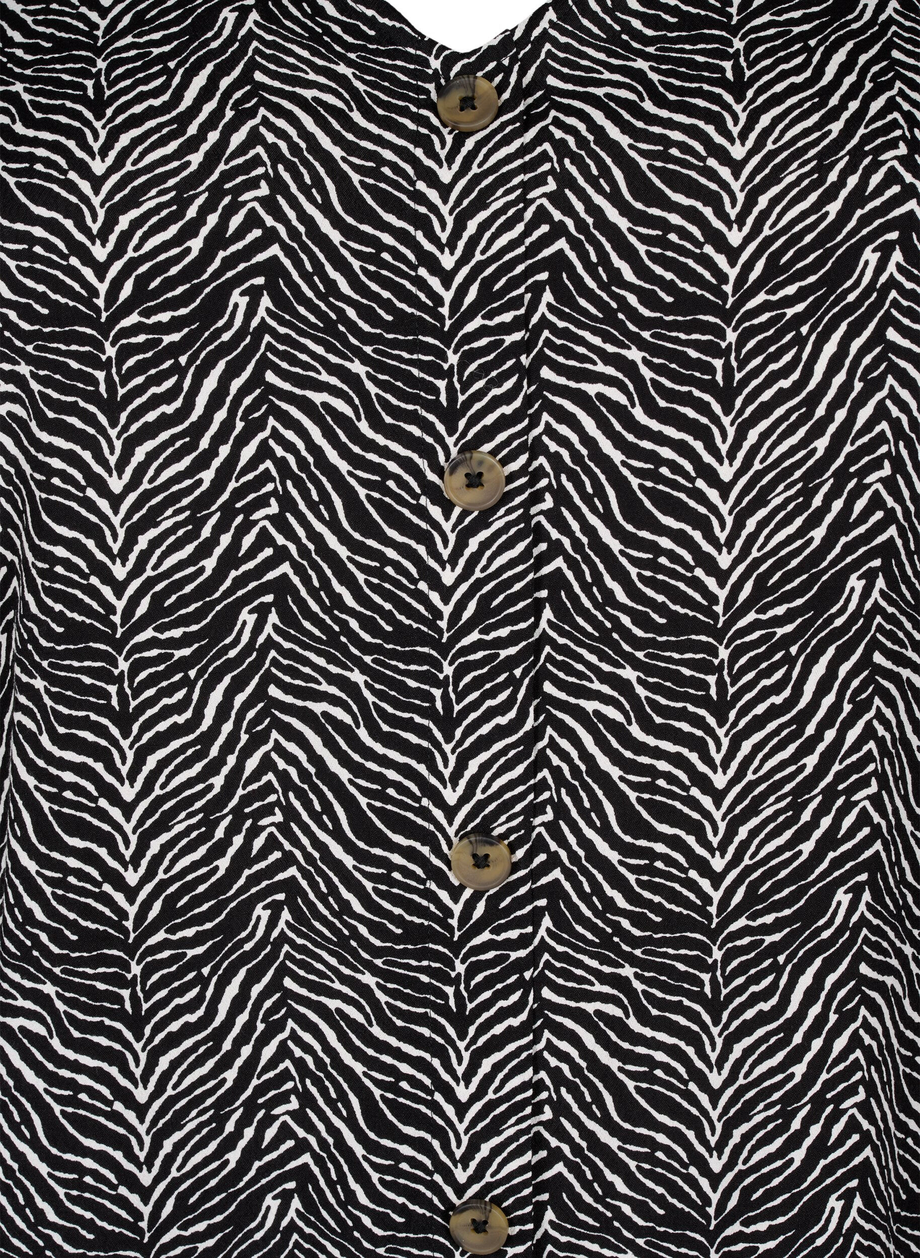 Zizzi Blus i viskos med knappar, Black Graphic AOP, Packshot image number 2