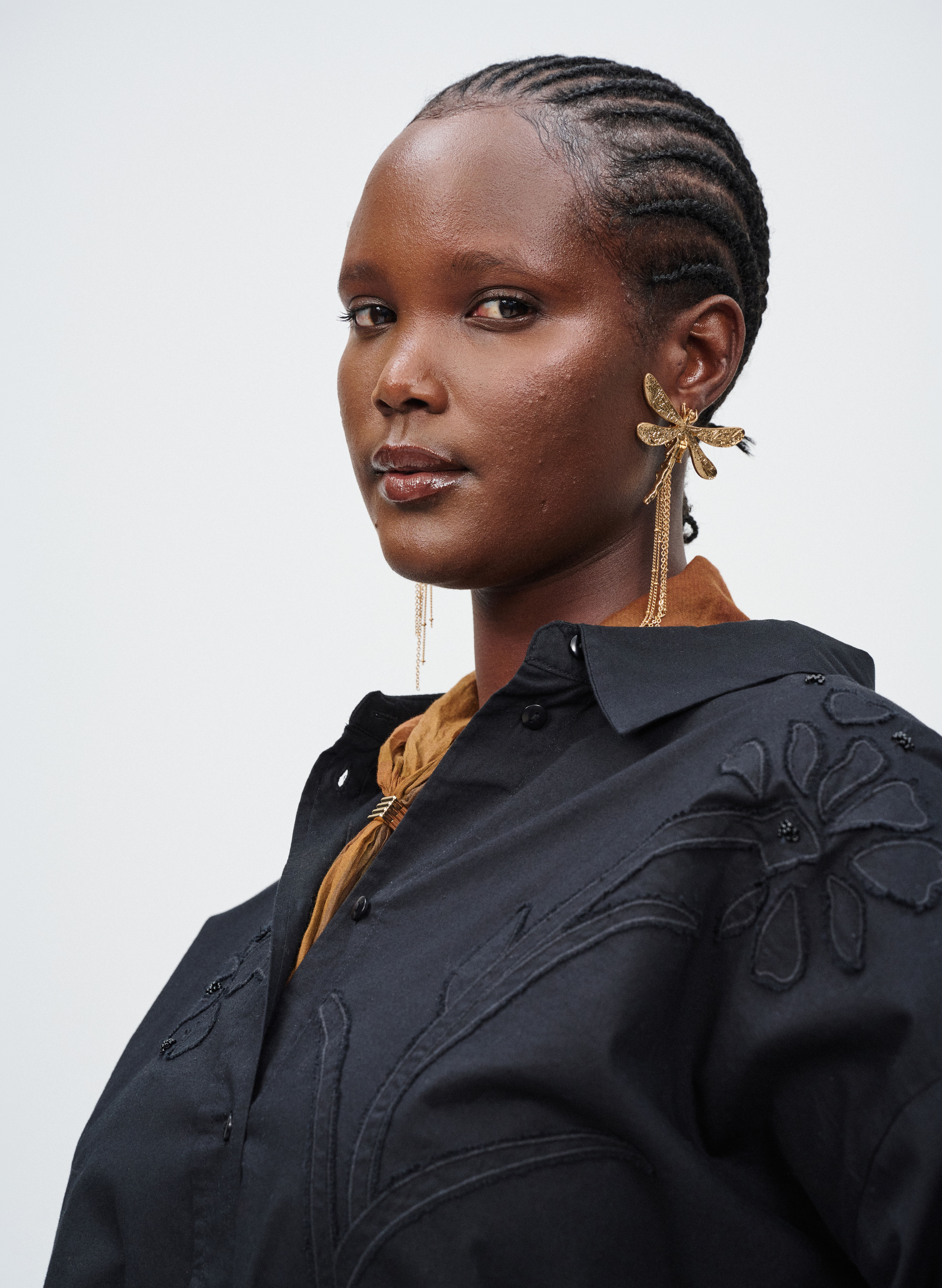 Zizzi Svart skjorta med blommigt broderi, , Model